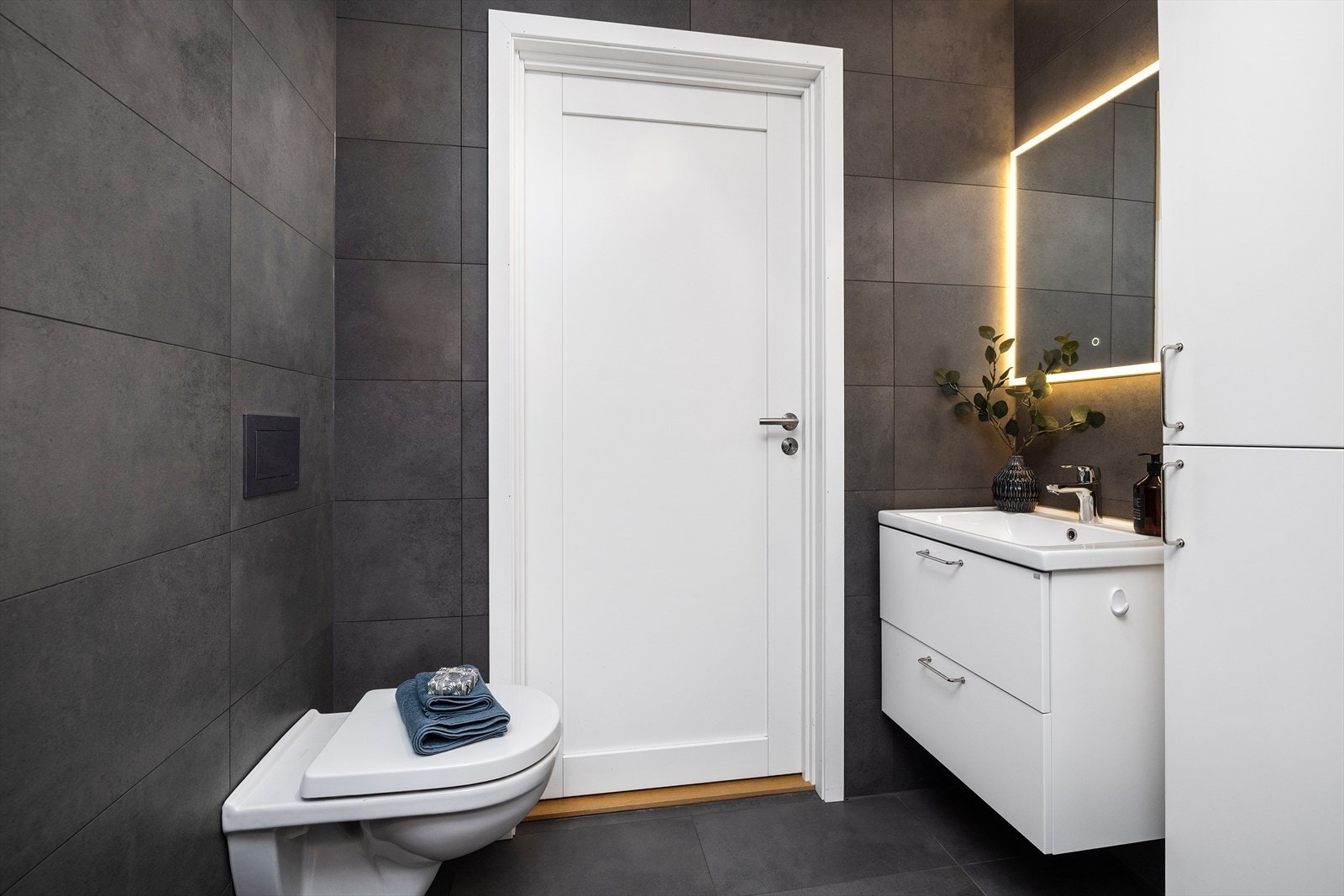 Badet har opplegg for vaskemaskin og tørketrommel. Galleribilde