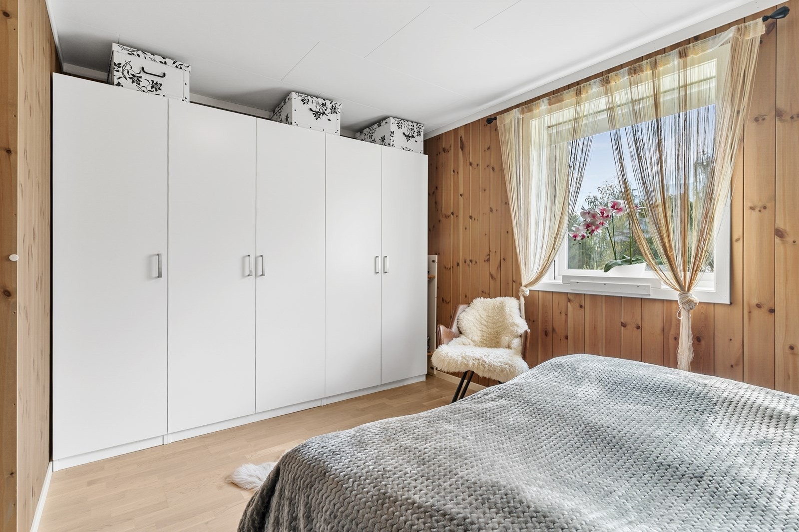 Lyse garderobeskapene med slette fronter bidrar til et ryddig uttrykk og gir god oppbevaringsplass. Galleribilde