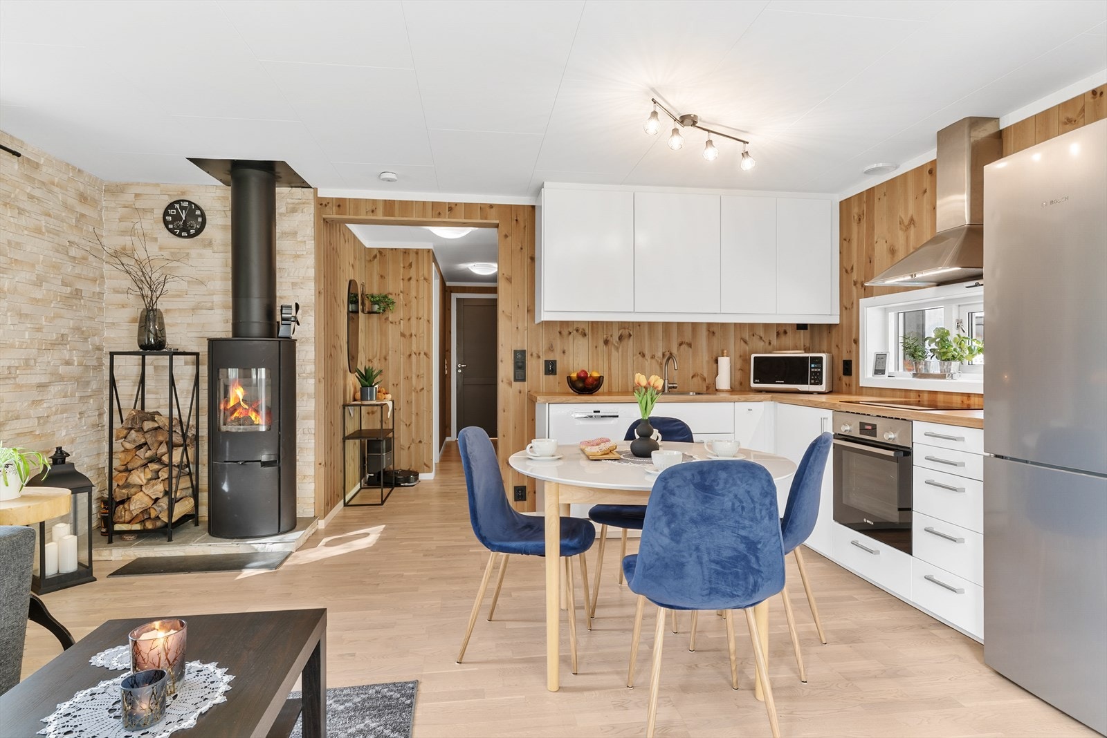 Hvitevarer i stål bidrar til et stilrent og moderne preg. Galleribilde