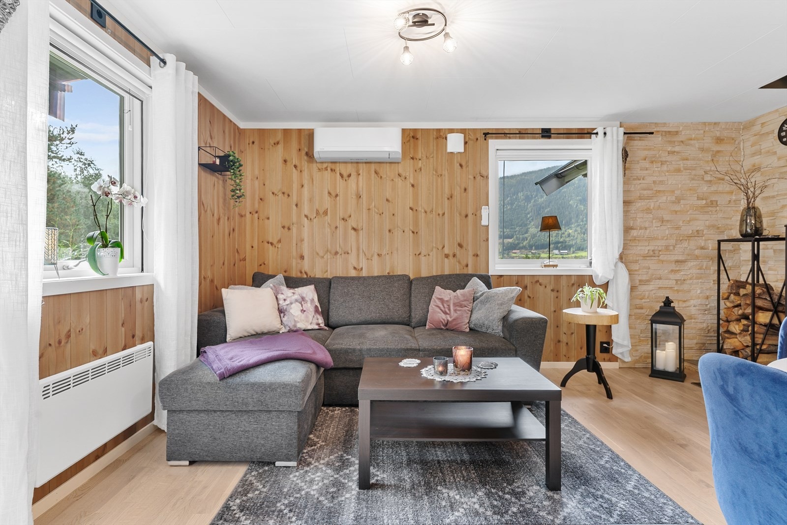 Panelte vegger og parkettgulv gir en lun og trivelig atmosfære. Galleribilde