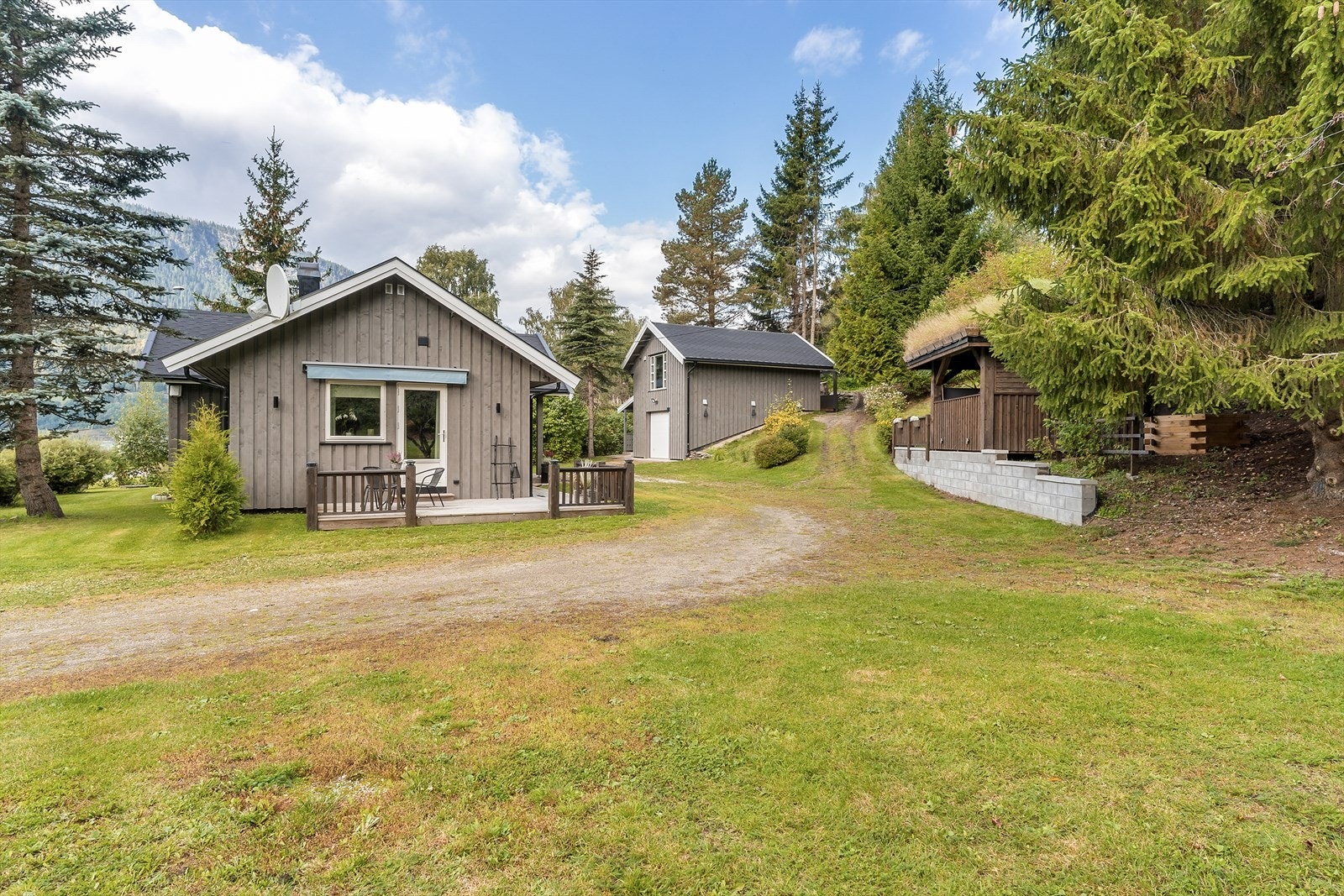 Eiendommen består av bolighus og garasje, samt frittstående paviljong. Galleribilde