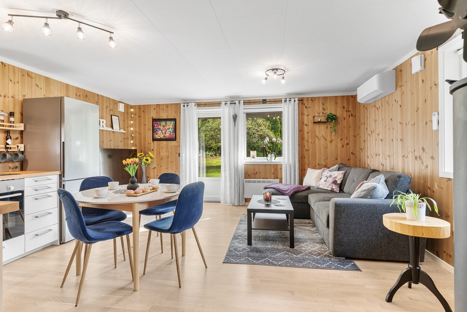 Boligen har en åpen stue- og kjøkkenløsning. Galleribilde