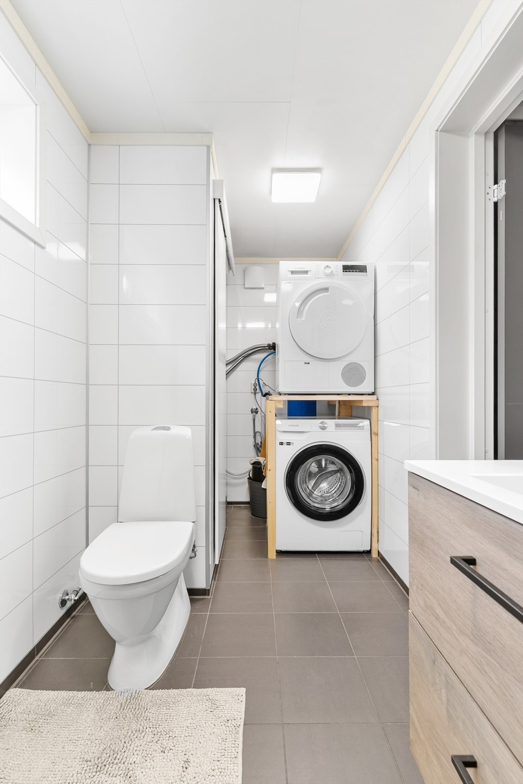 Rommet er praktisk innredet med tidsriktig interiør. I tillegg opplegg for vask/tørk. Galleribilde