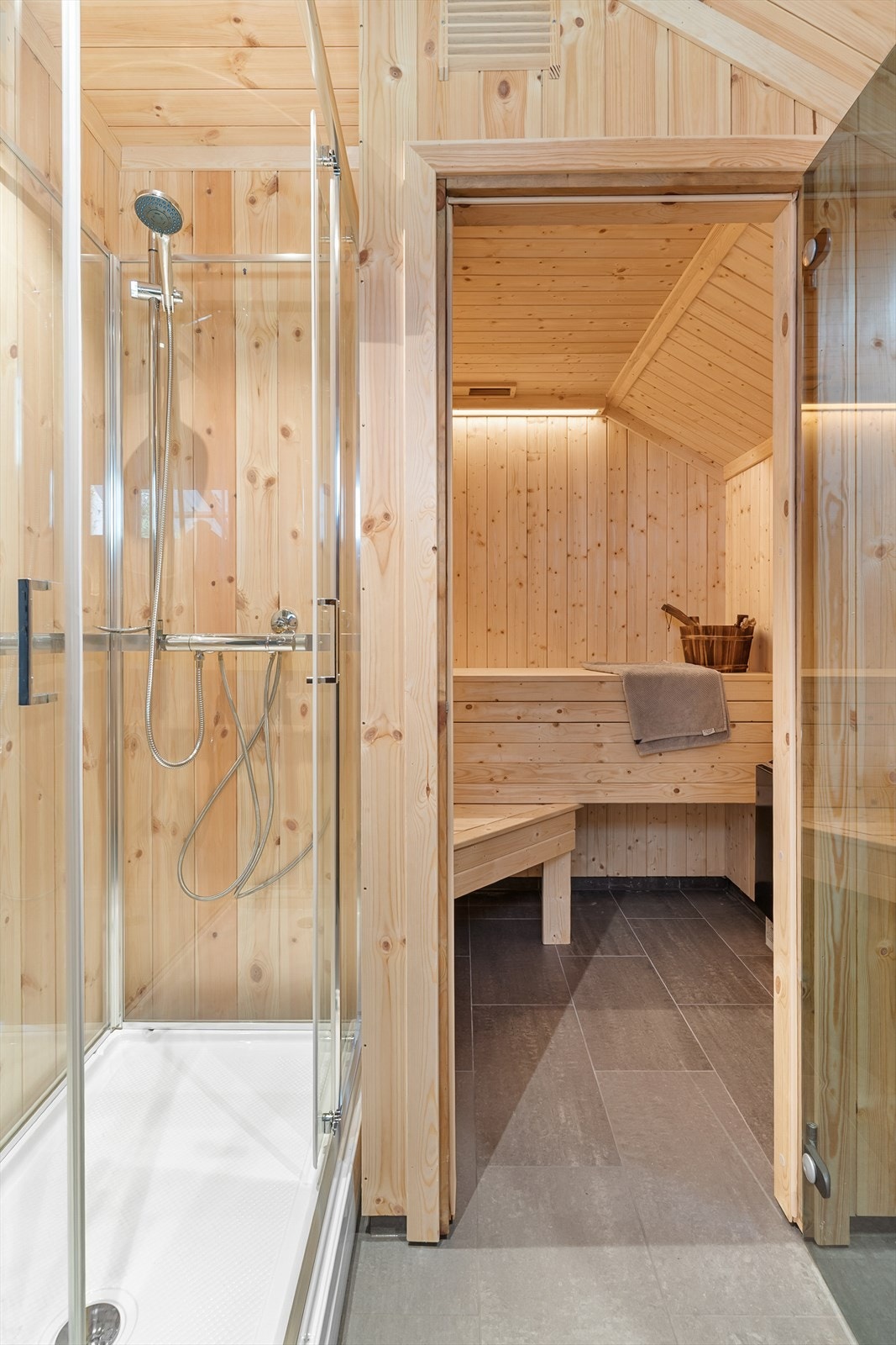 Det er adkomst til badstuen via glassdør. Ikke tilkoblet vann eller avløp, kun montert. Galleribilde