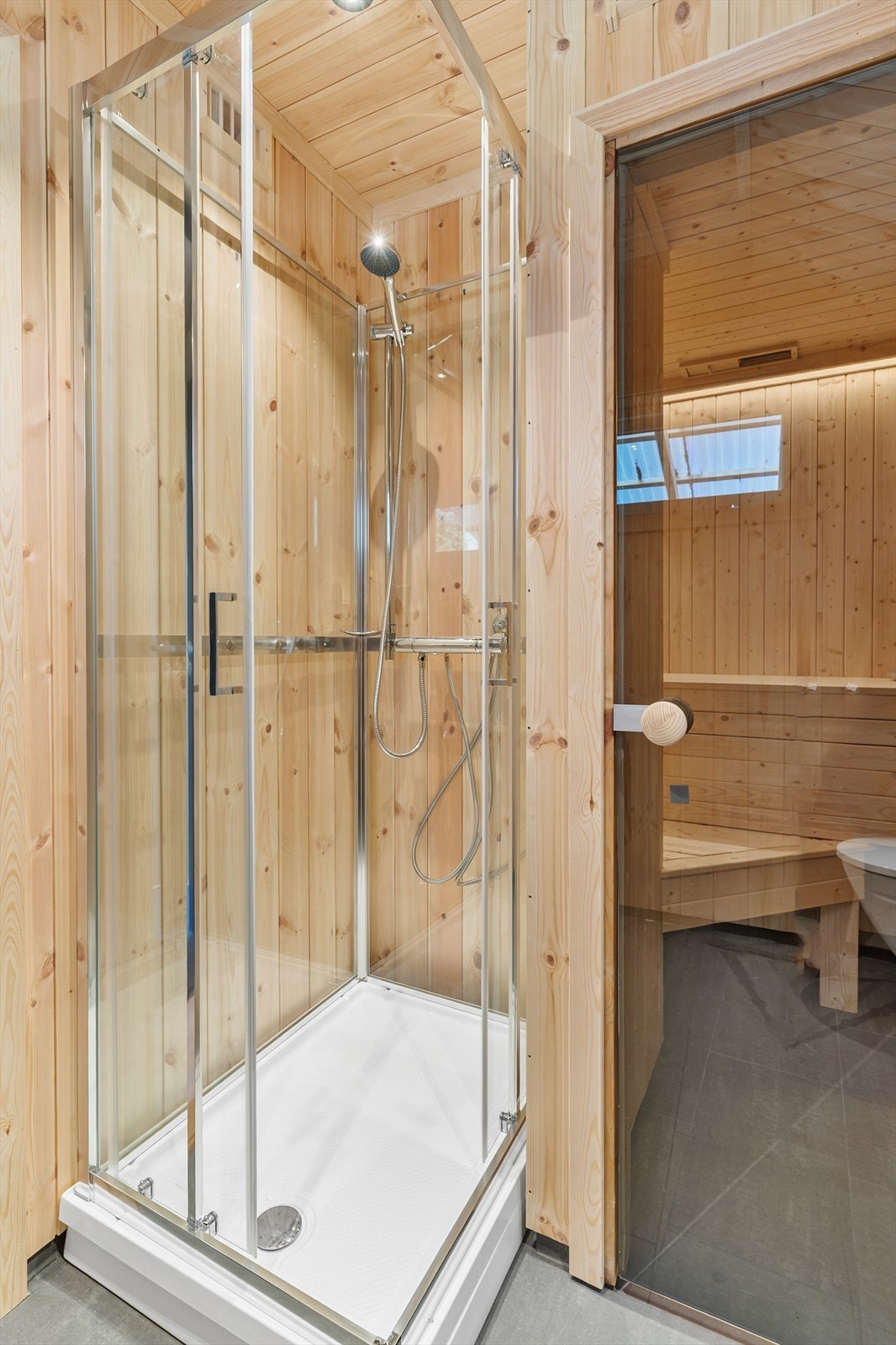 Dusjkabinettet er en plassbesparende og praktisk løsning. Ikke tilkoblet vann eller avløp, kun montert. Galleribilde