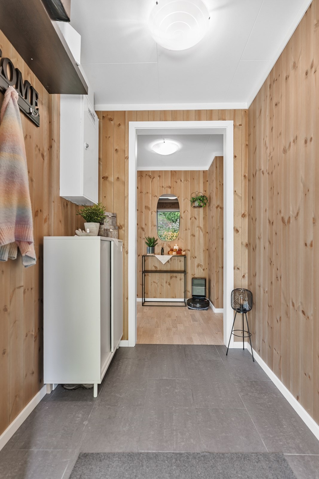 Praktisk entré med flislagt gulv og plass til yttertøy og sko. Galleribilde