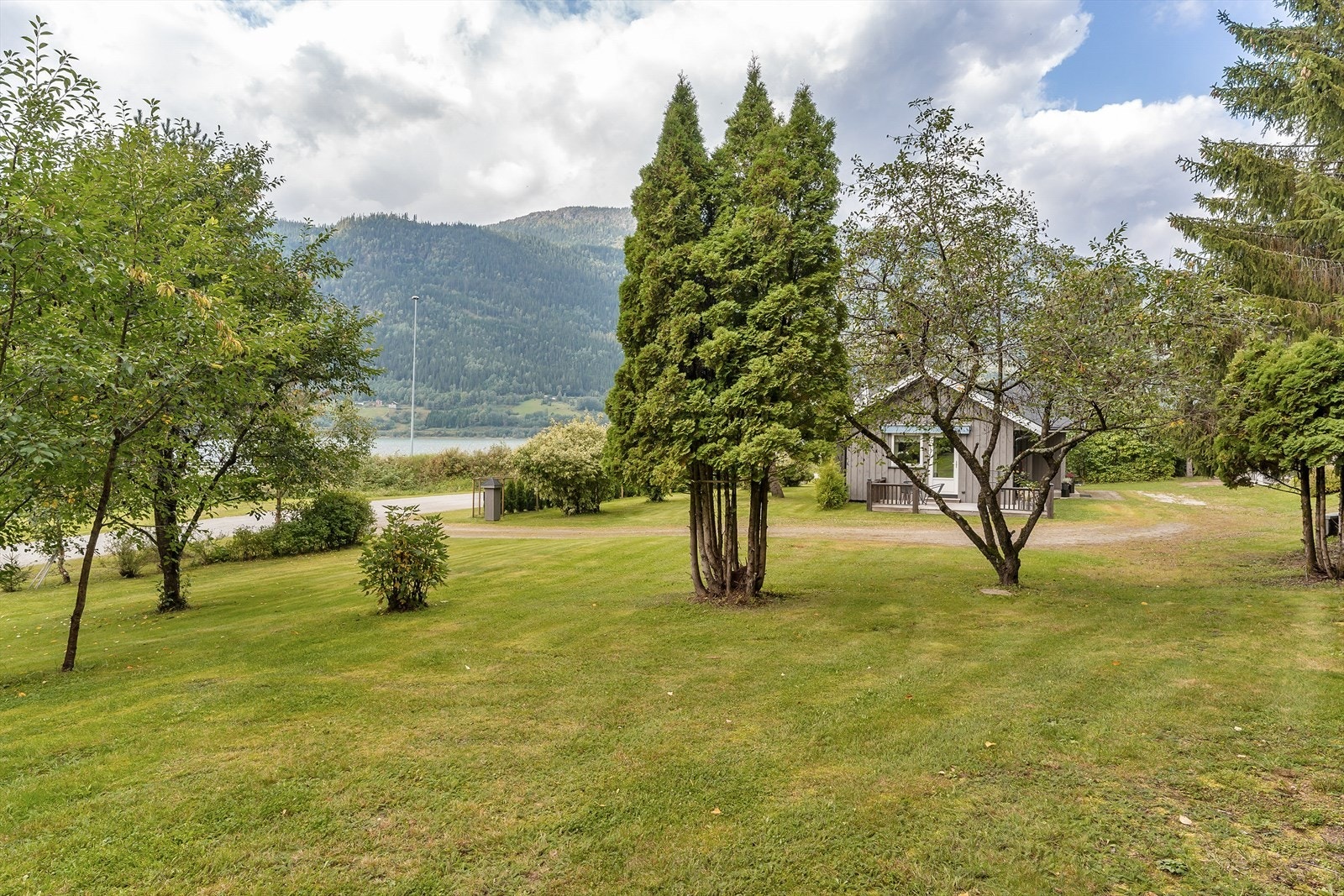 Tomten på ca 36.832 kvm er pent opparbeidet og har mye boltreplass for to- og firbeinte. Galleribilde