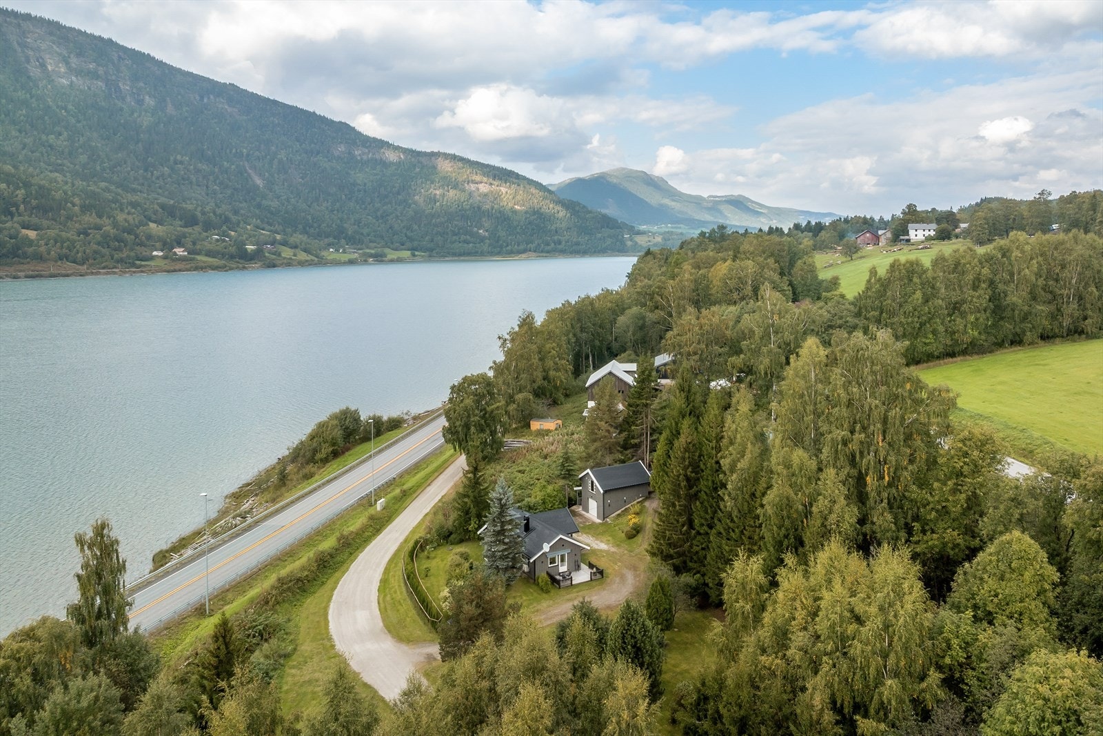 Sundstuguvegen 20 ligger på en svært romslig tomt ca 7.5 km sør for Fåvang sentrum. Galleribilde