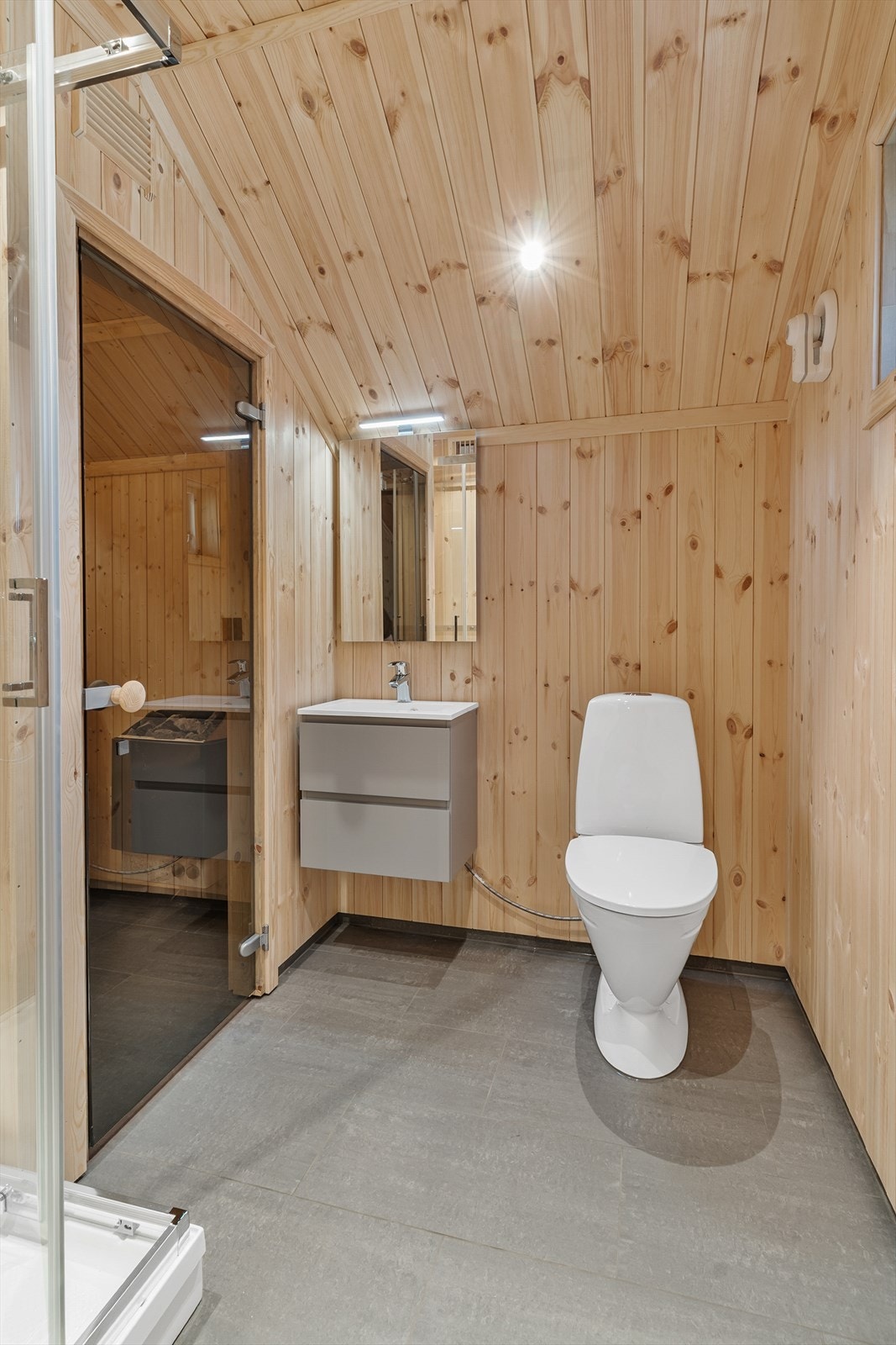 I tillegg er deler av arealet innredet med et enkelt baderom med badstue. Ikke tilkoblet vann eller avløp, kun montert. Galleribilde