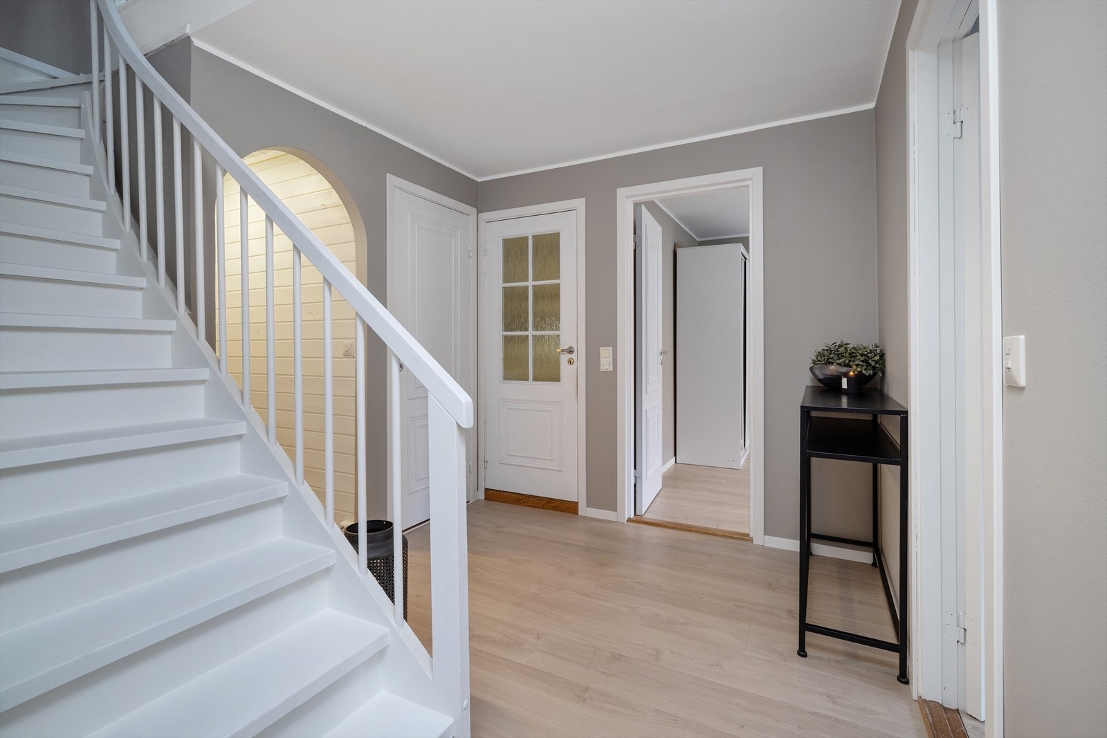 Garderobeløsning til venstre i bildet Galleribilde