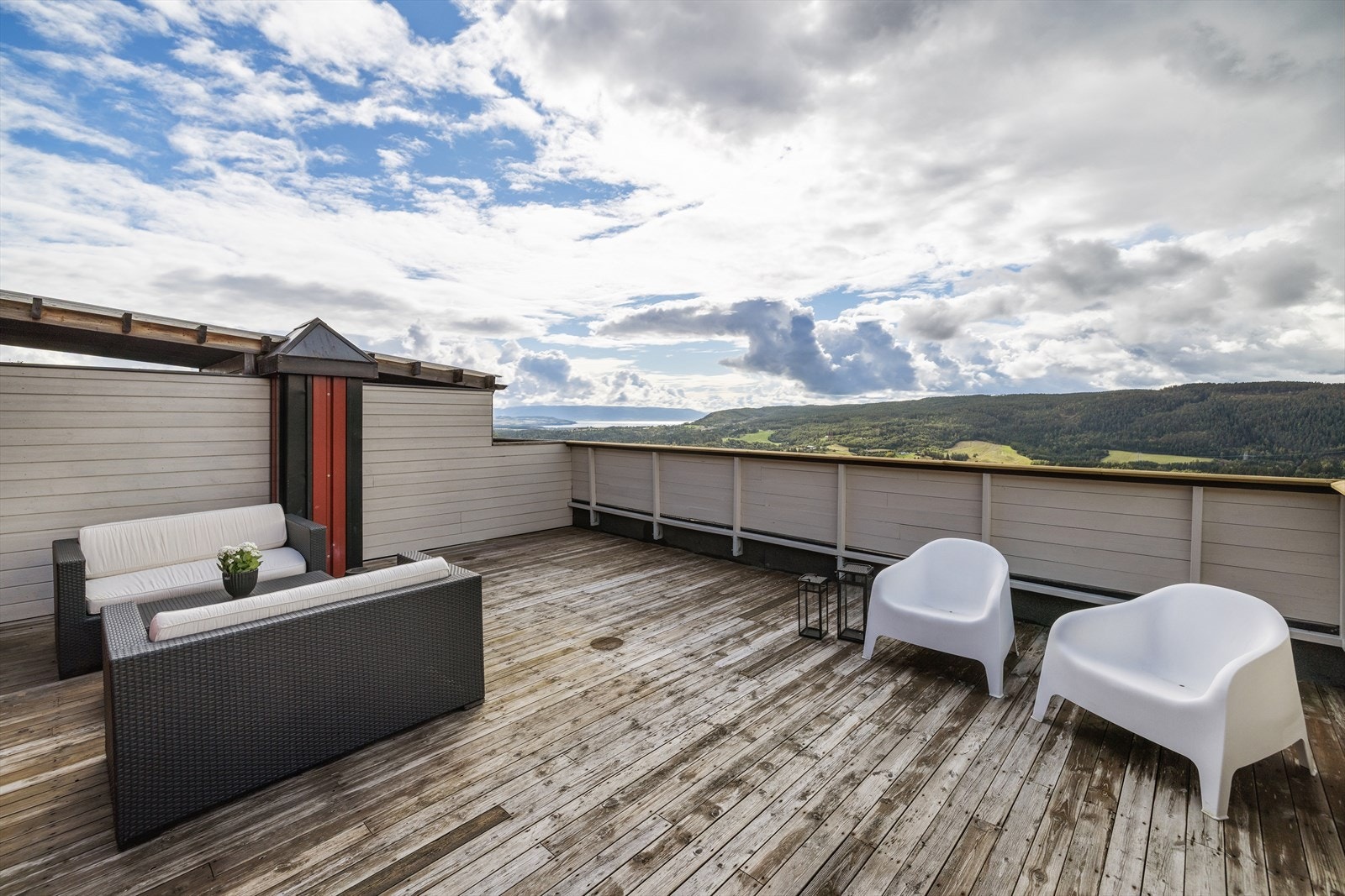 Plass til alle du har lyst til å invitere på terrassen Galleribilde