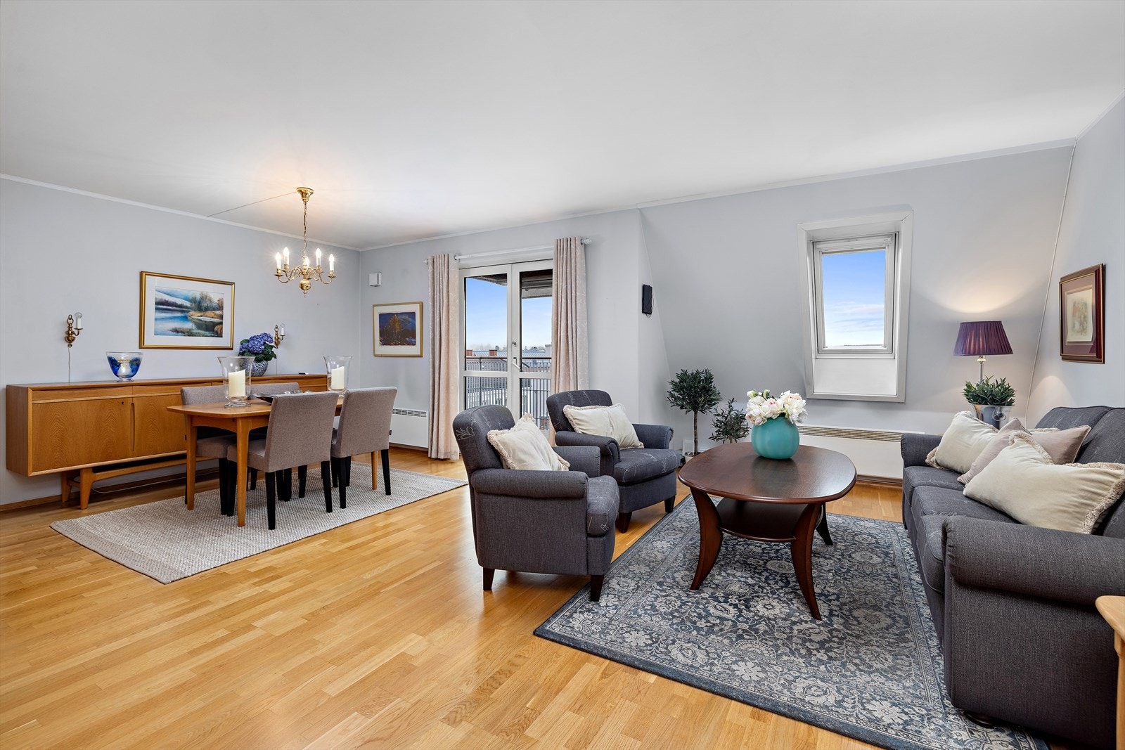 til balkongen er det doble dører. Galleribilde