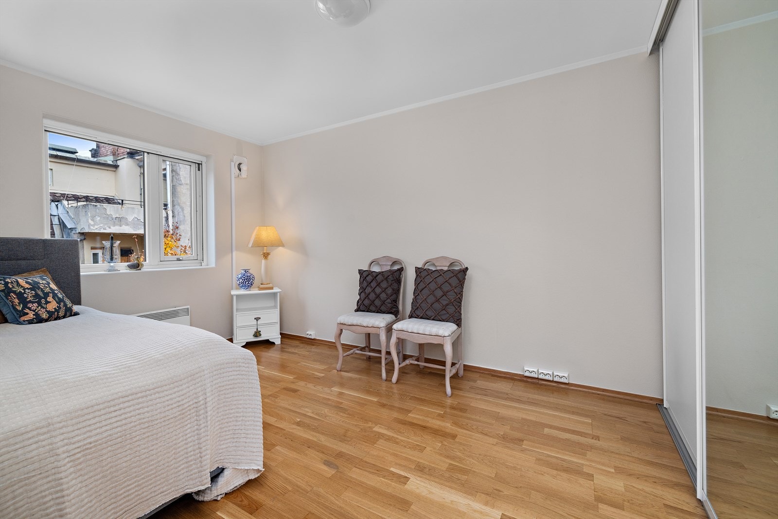 På hovedsoverommet er det skyvedørsgarderobe. Galleribilde