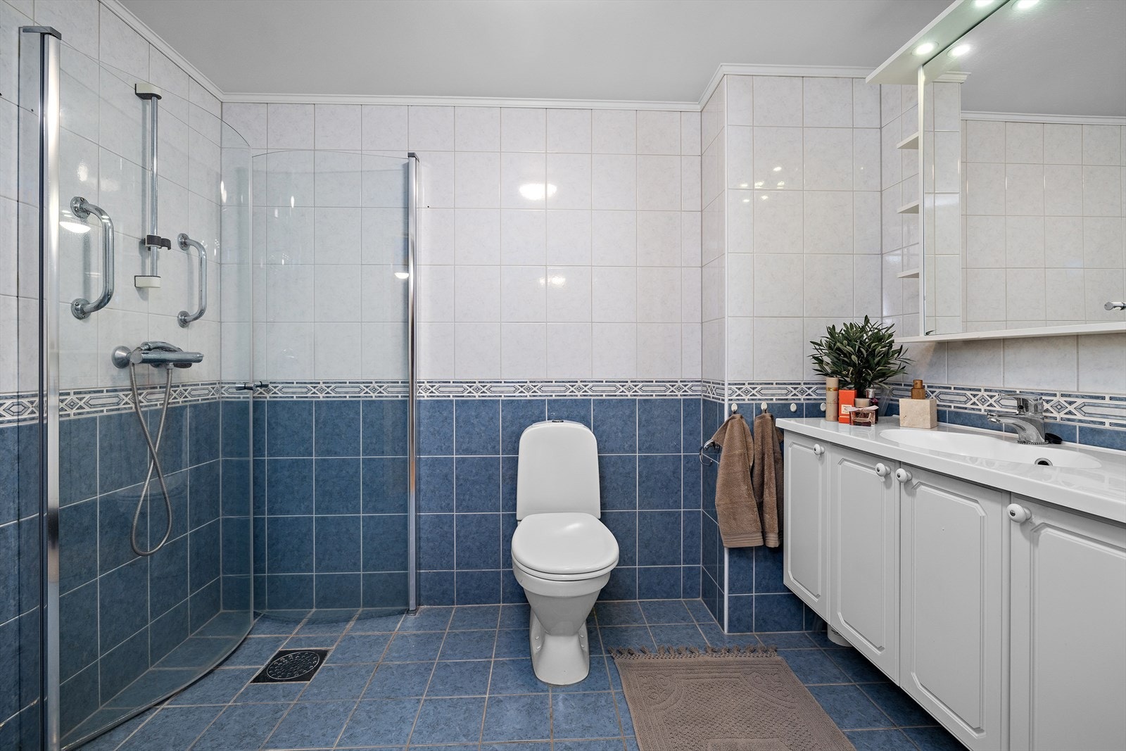 Badet er fra byggeår, men har svært god plass. Galleribilde