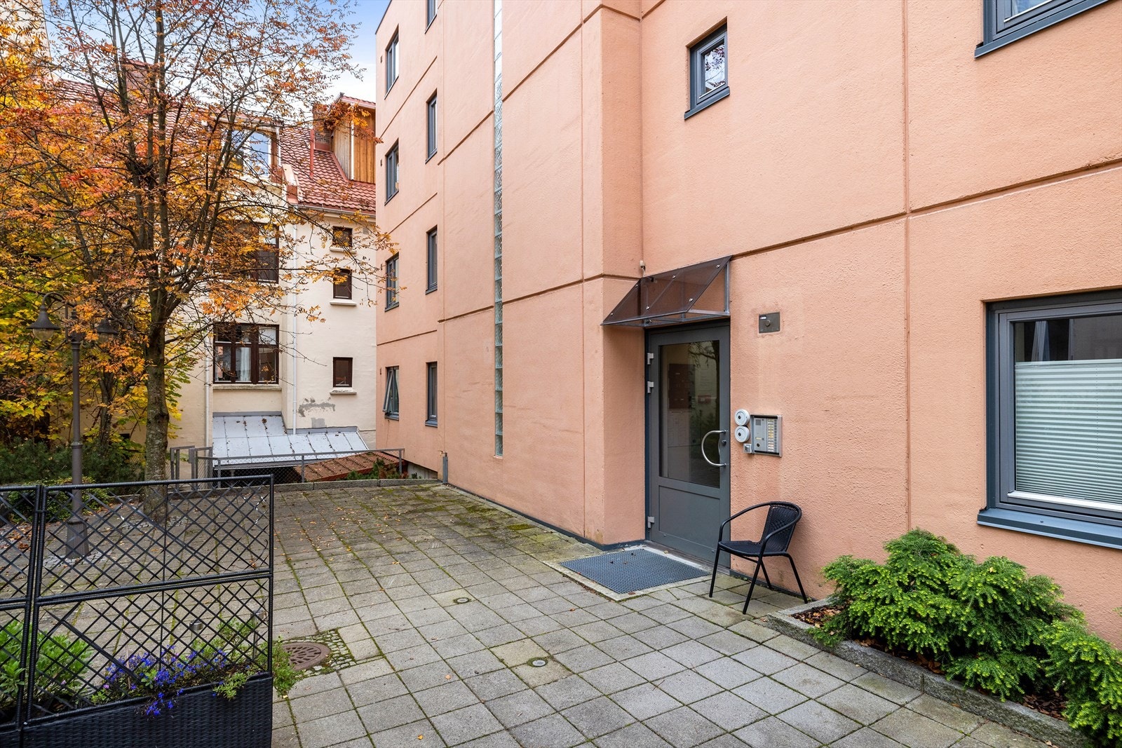 Sameiet har et hyggelig, skjermet inngangsparti med calling-anlegg. Galleribilde