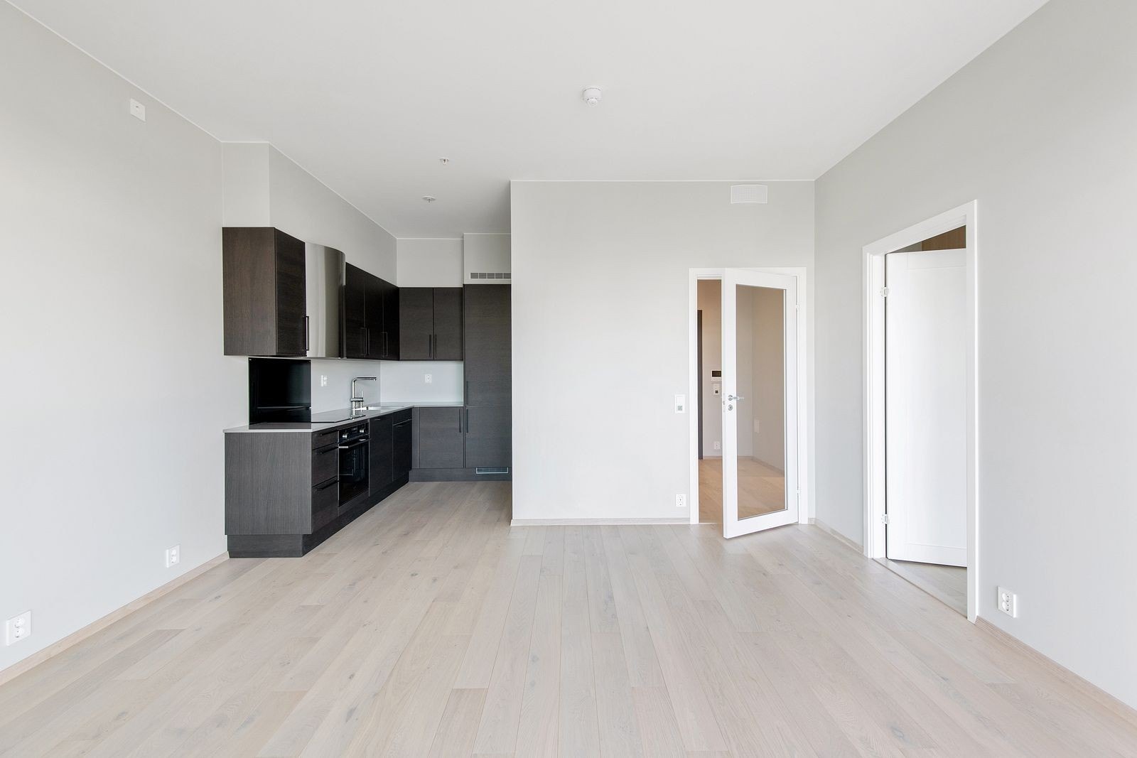 Kjøkken i delvis åpenløsning mot stuen. Her er det plass til både sofa og spisebord. Galleribilde