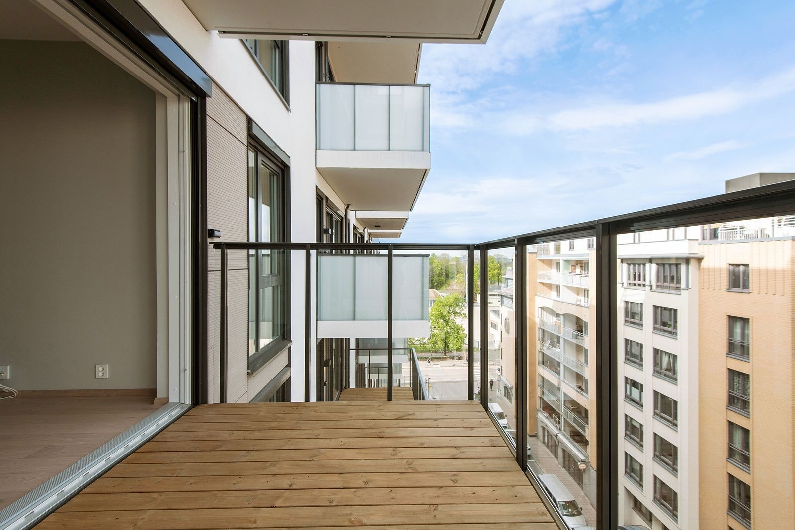 Stor og romslig balkong med utgang fra stuen. Flott utsikt og god plass. Galleribilde