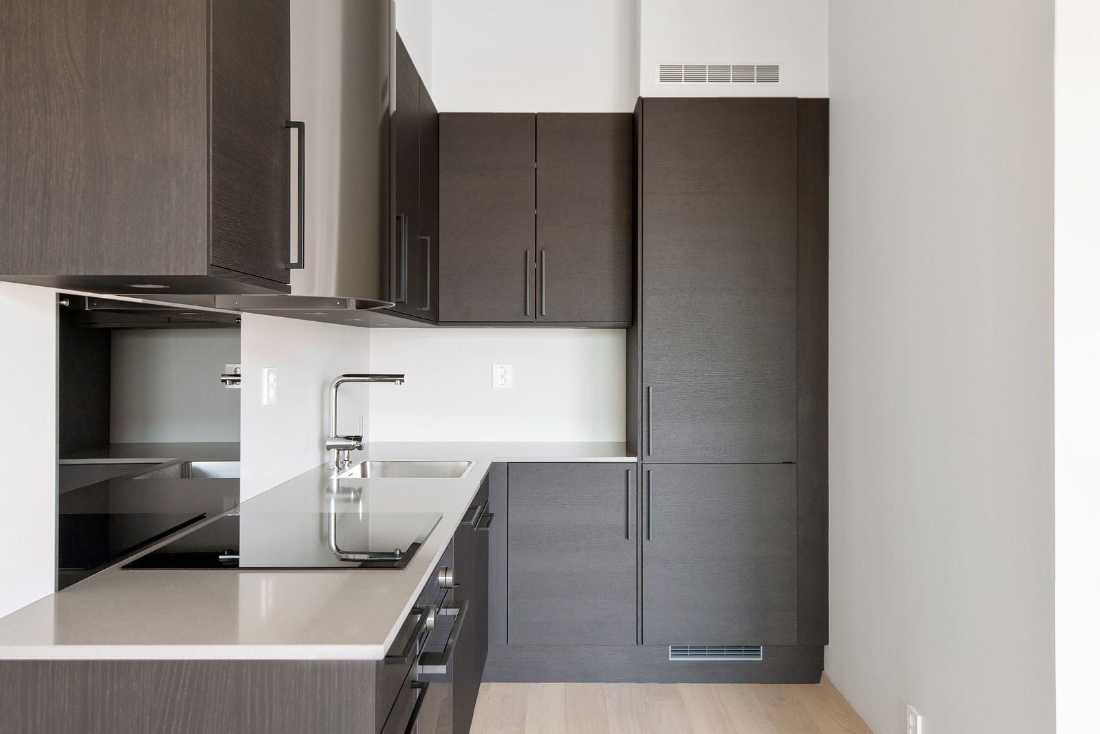 Alt av integrerte hvitevarer som kombiskap, komfyr, platetopp og oppvaskmaskin. Galleribilde