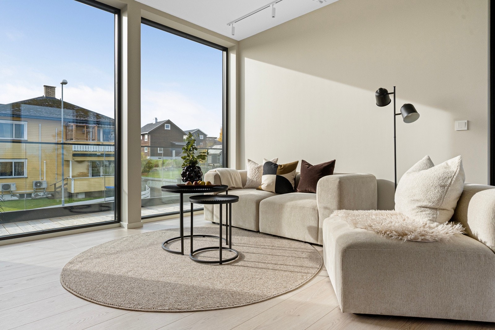 Boligen har moderne overflater med listefrie overganger, slette dører og utforinger i glatt utførelse. Galleribilde