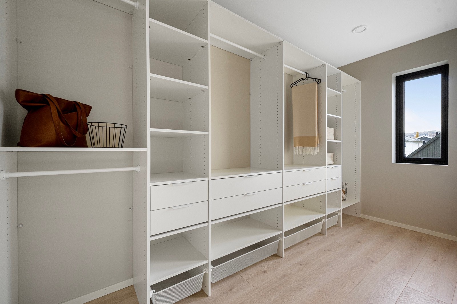 Master bedroom byr på luksus i hverdagen med eget bad og romslig walk-in closet. Galleribilde