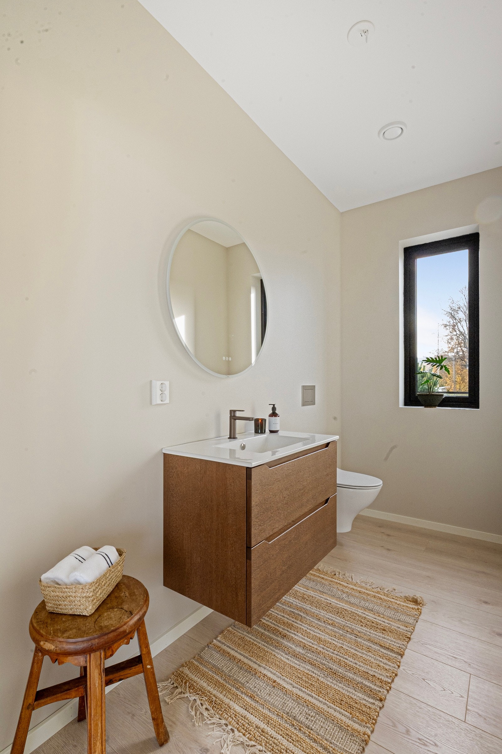 I tillegg finnes et separat toalettrom i 2. etasje - ideelt for gjester eller en travel morgenrutine. Galleribilde