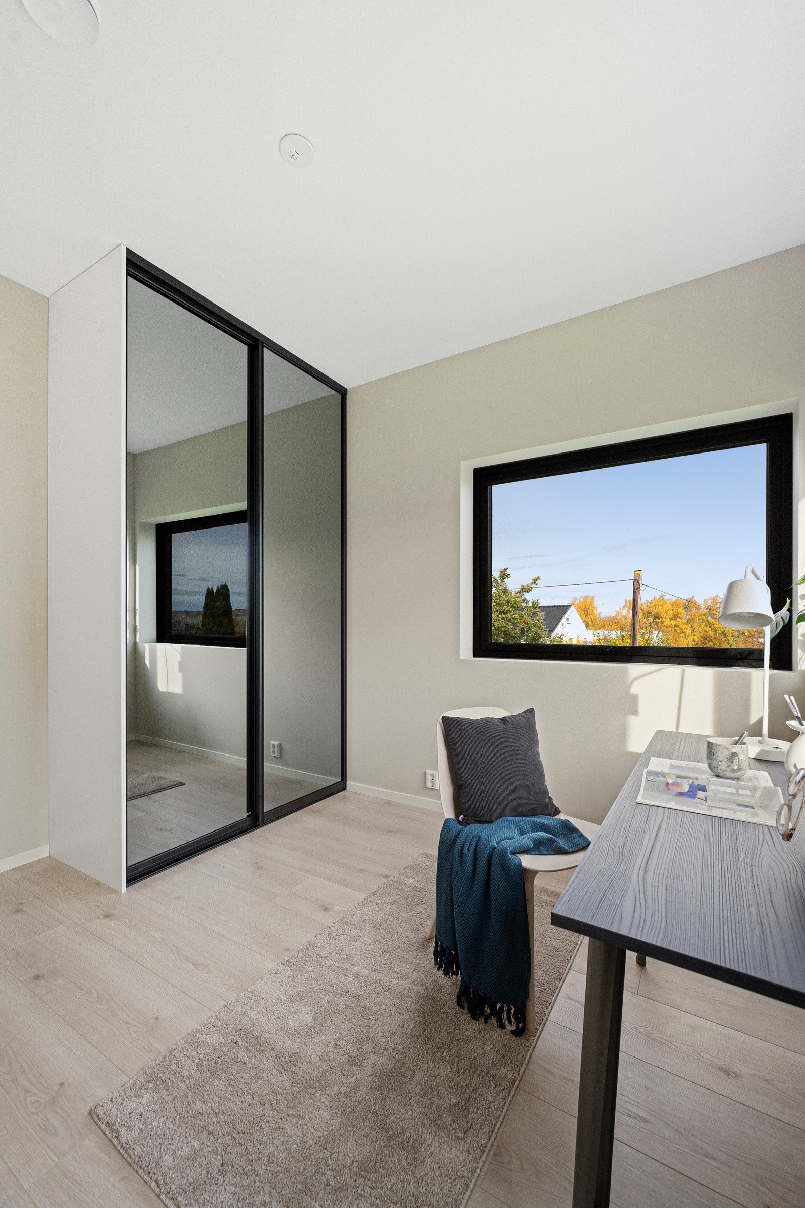 Soverommene i 1. etasje har skyvedørsgarderober og gode lysforhold. Galleribilde