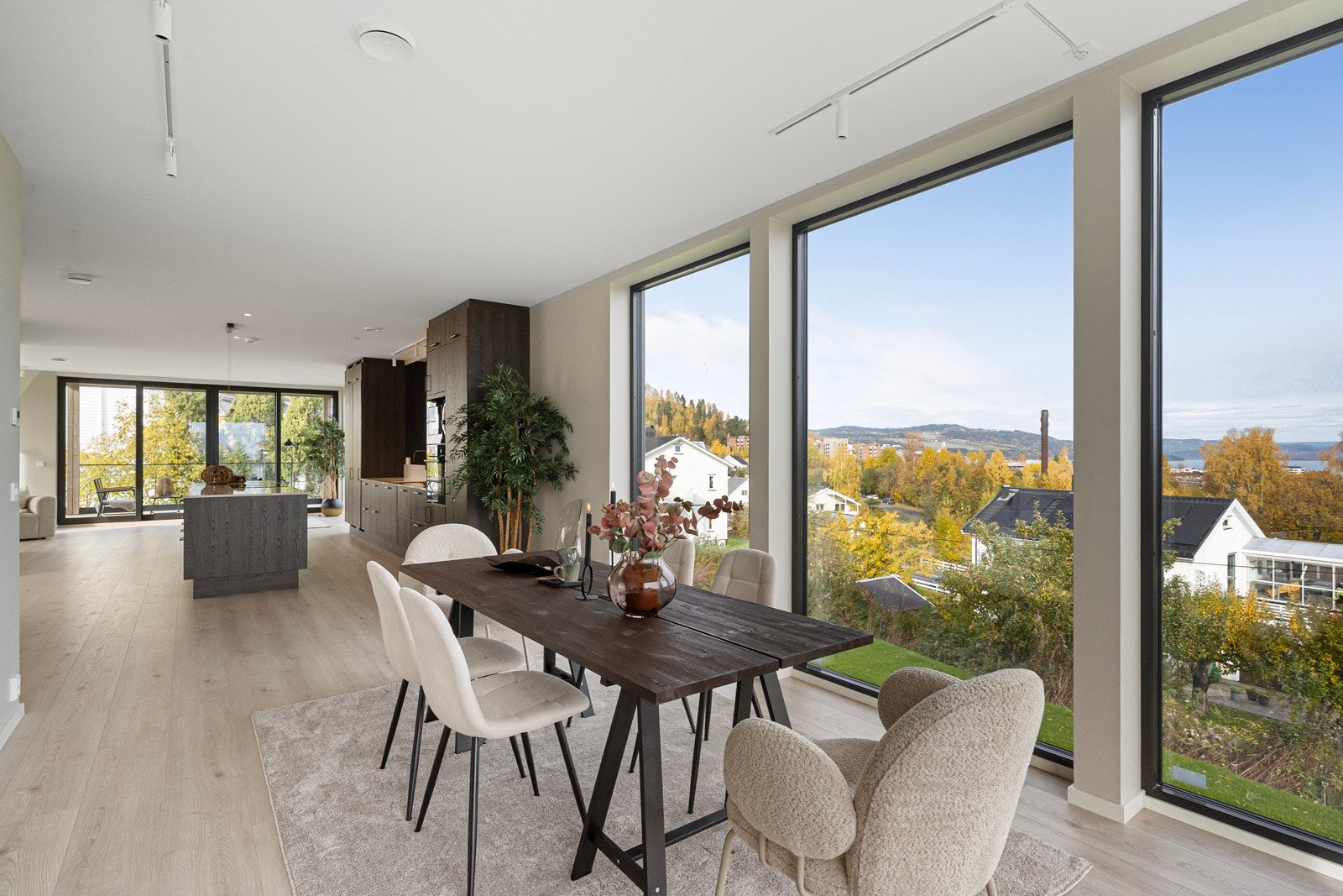 I tilknytning til kjøkkenet er det god plass til romslig spisebord med stoler. Galleribilde