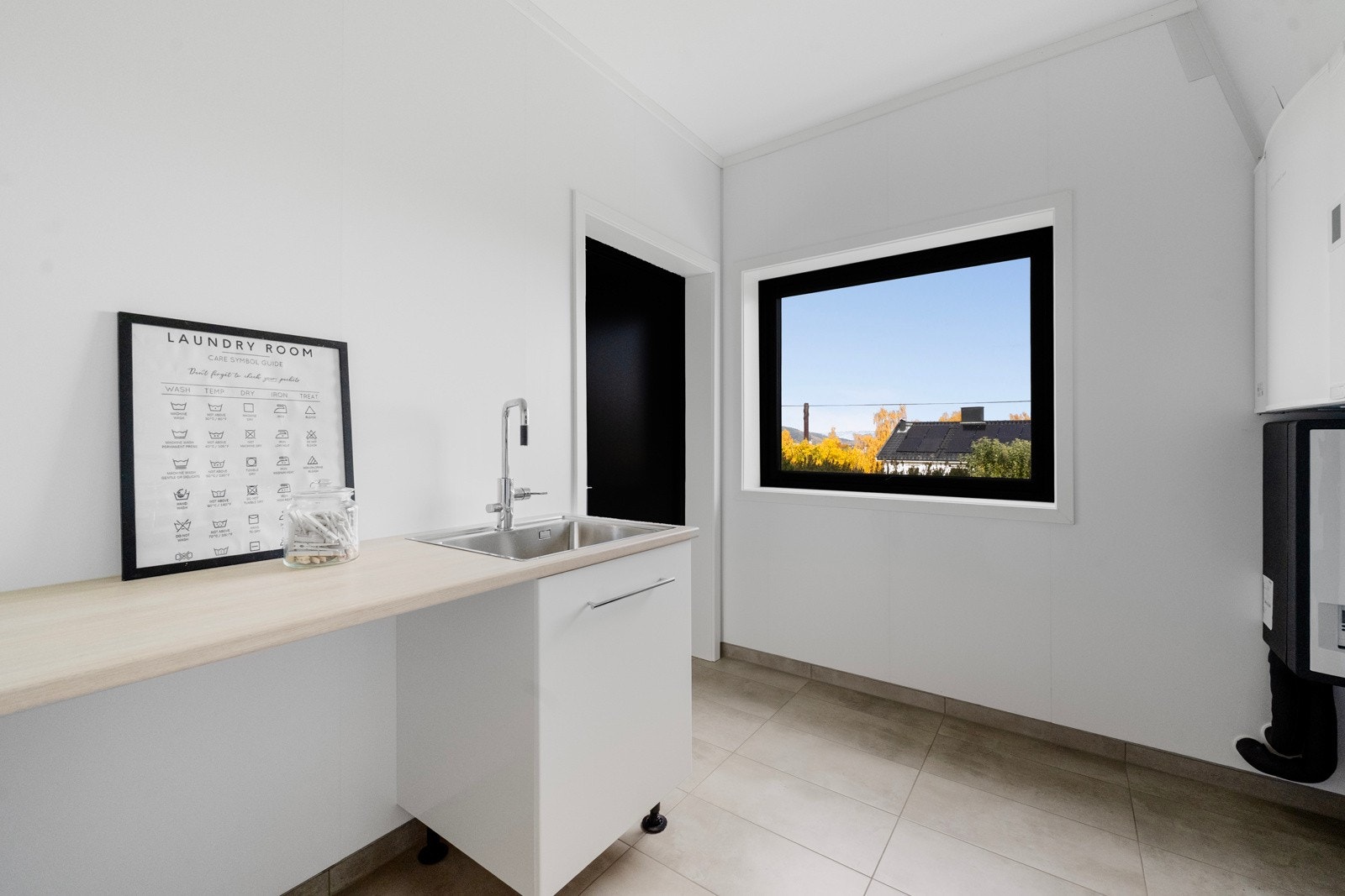 Eget vaskerom/teknisk rom i 1. etasje med flislagt gulv og god plass til både vaskemaskin og tørketrommel. Galleribilde