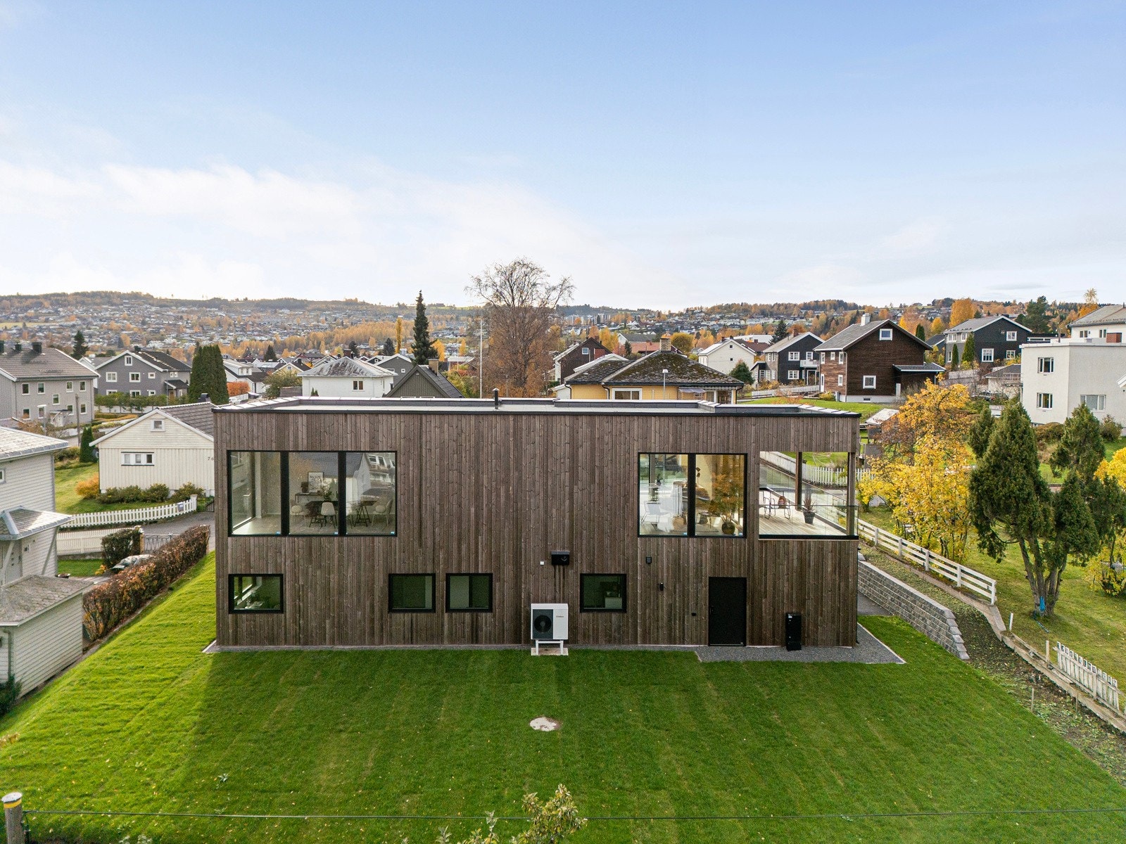 I nærområdet finner du både Fastland, Gjøvik stadion, Gjøvik Gård og den vakre Mjøspromenaden. Galleribilde