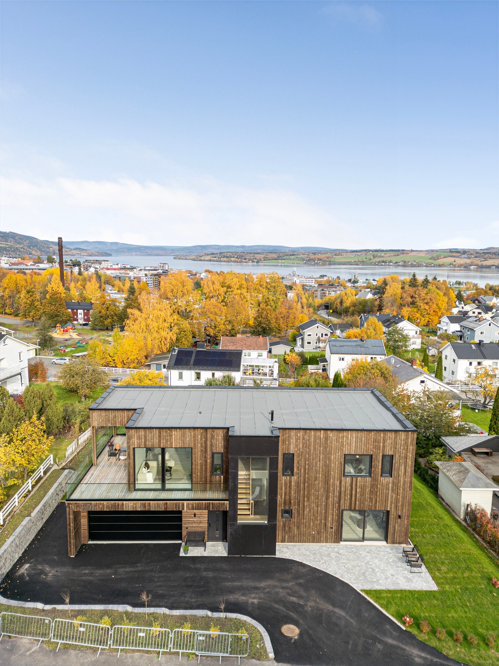 Her får du alt du kan ønske deg av funksjonelle løsninger, moderne materialvalg og et stilrent uttrykk som oser av kvalitet og komfort. Galleribilde