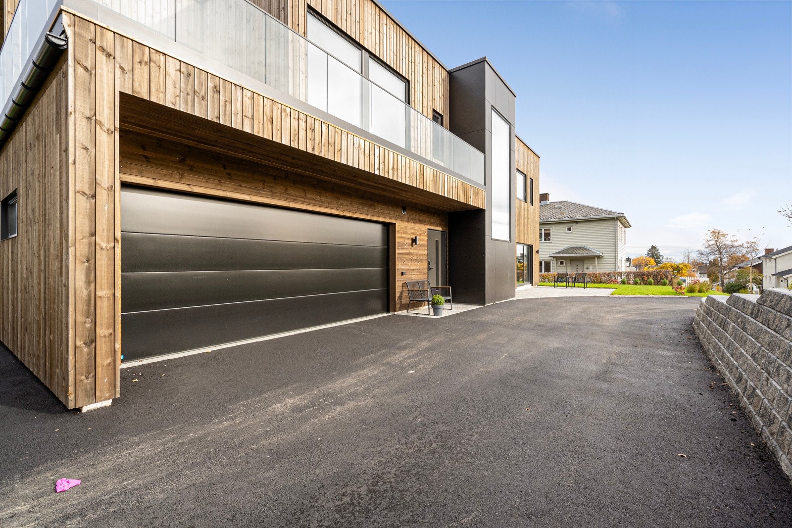 Asfaltert gårdsplass gir et rent og ryddig førsteinntrykk. Galleribilde