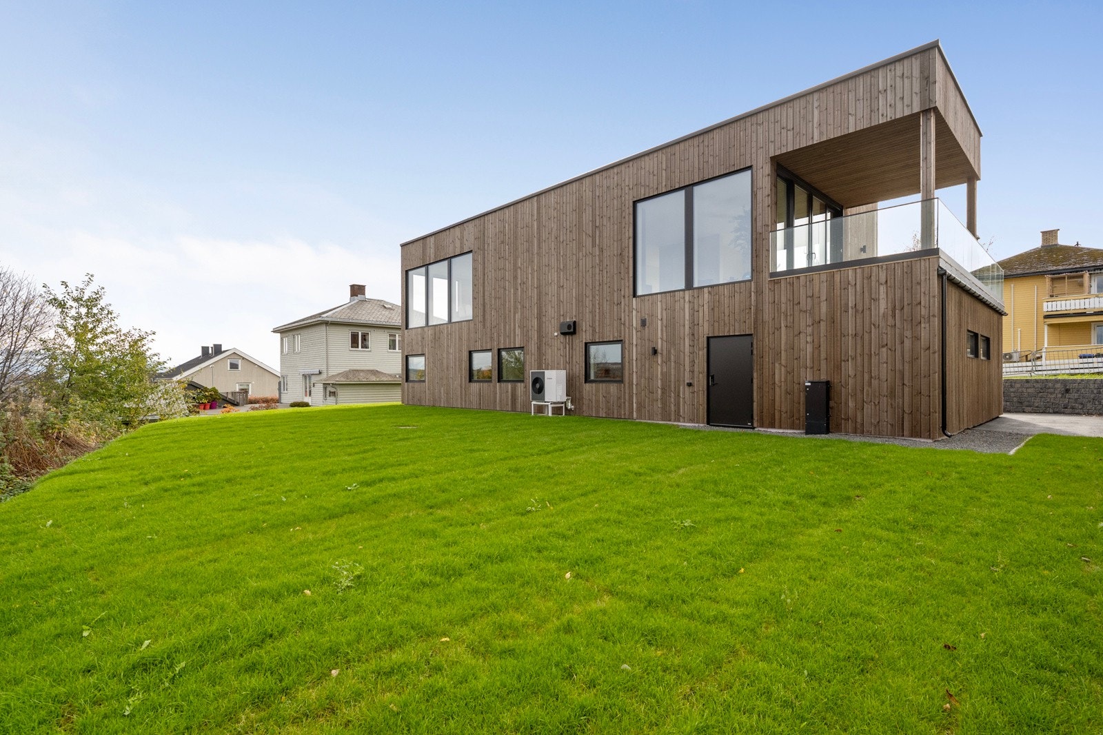 Det er også kort vei til både barnehage, skole og fagskolen/NTNU. Galleribilde