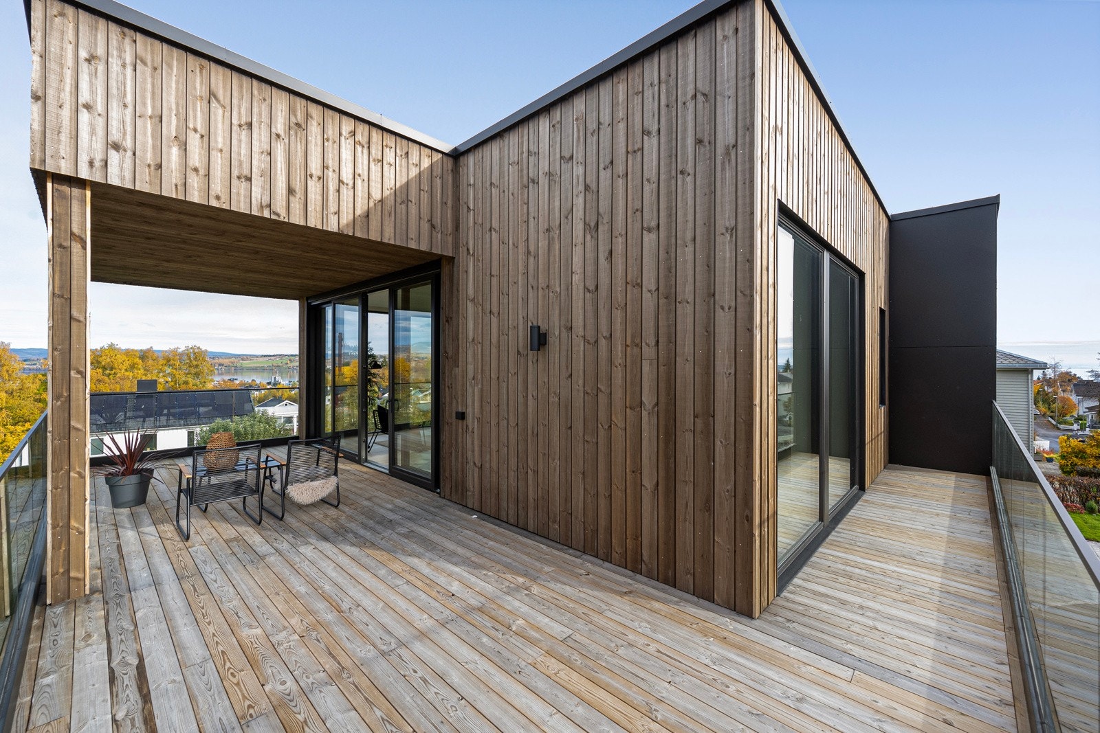 Boligen har romslig terrasse med delvis overbygg. Galleribilde