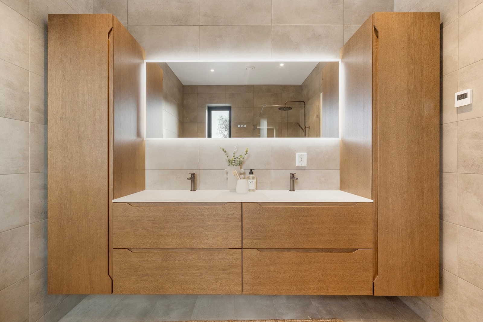 Badet i 2. etasje har dobbel servant, to høyskap og et eksklusivt uttrykk. Galleribilde