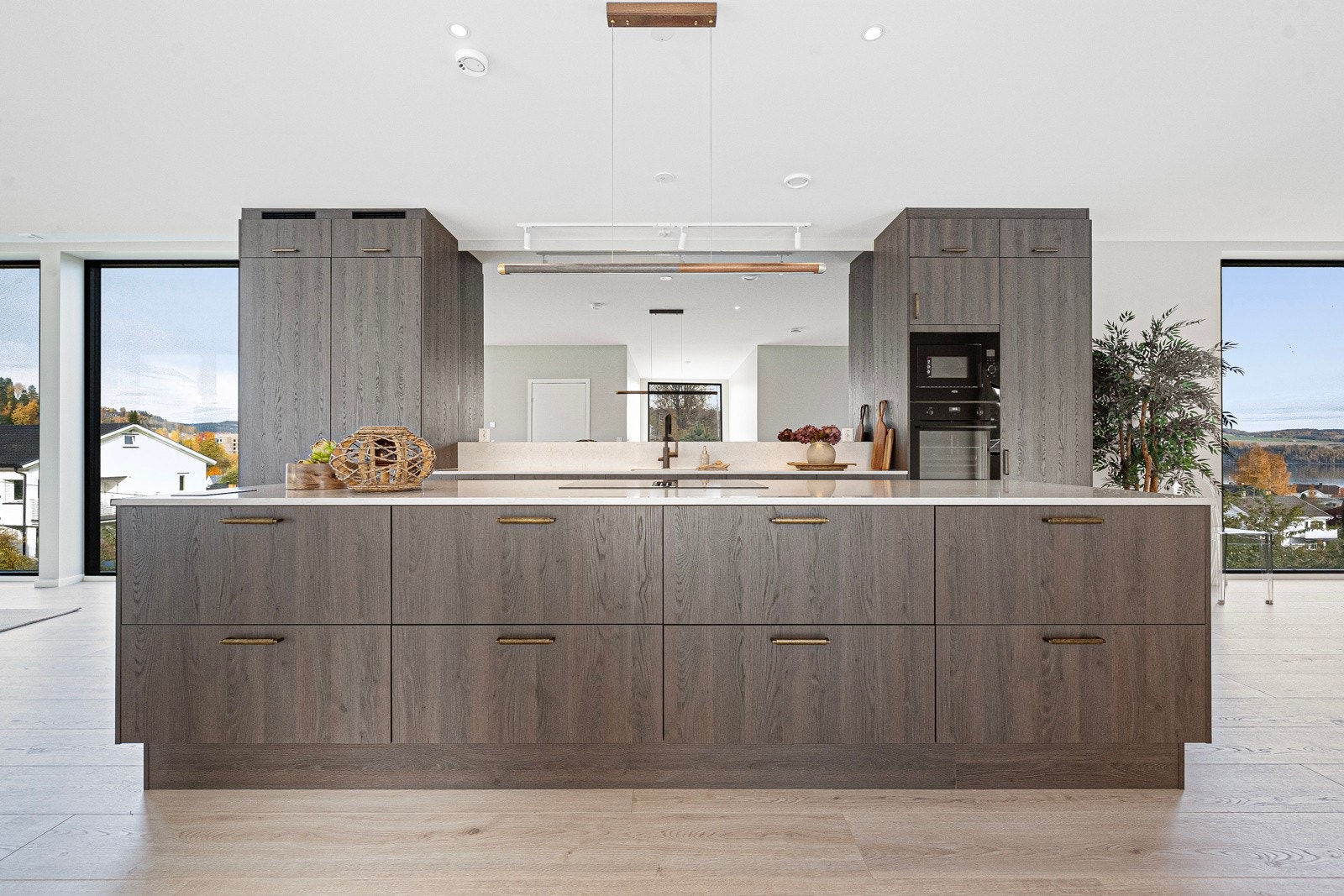 Det moderne kjøkkenet har slette fronter, integrerte hvitevarer og en lekker øy som gir ekstra arbeidsflate og skapplass. Galleribilde