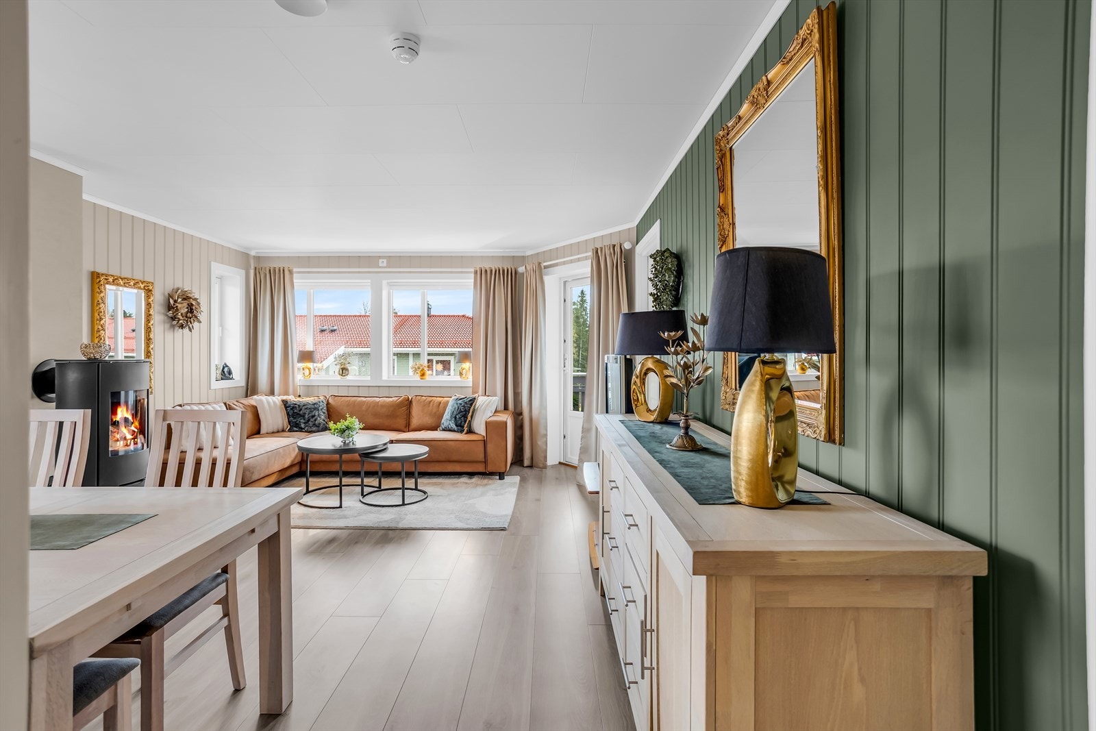 Gjennomgående en-stavs laminat på gulv gir et helhetlig inntrykk i oppholdsrommene. Galleribilde