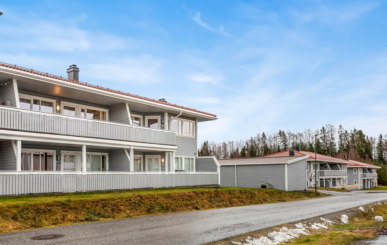 Leiligheten ligger i et rolig og etablert boligområde med nærhet til barnehager og skoler. Galleribilde