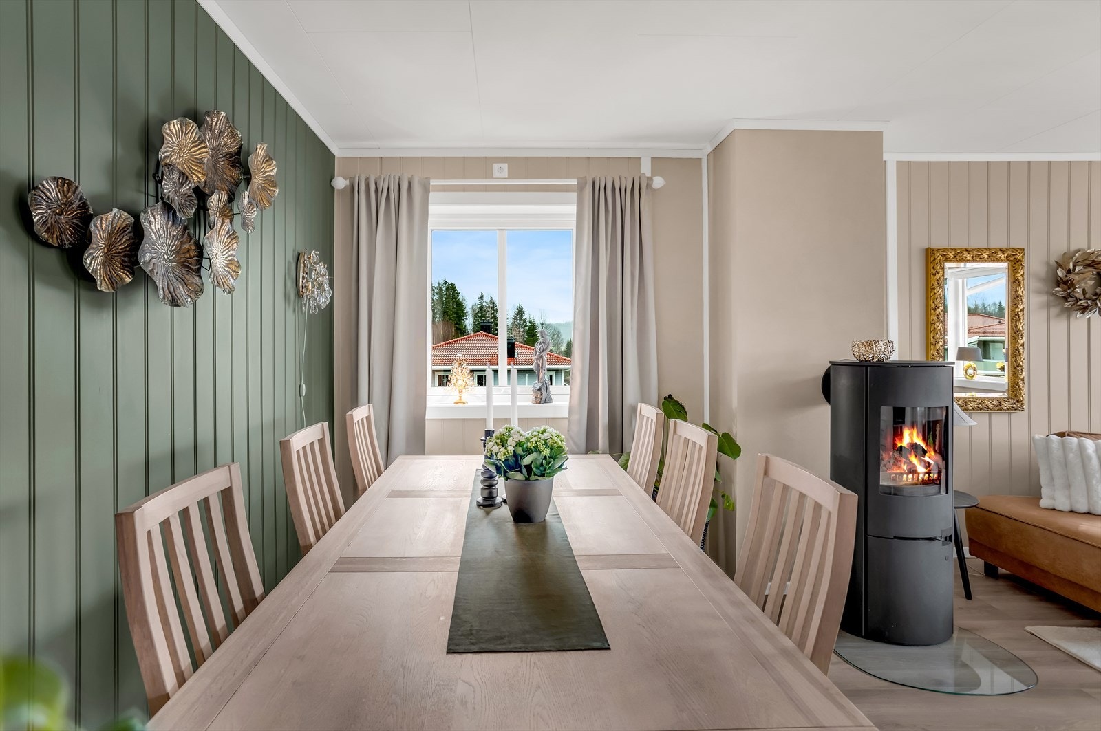 Spisestuen har god plass til et langbord for sosiale sammenkomster. Galleribilde