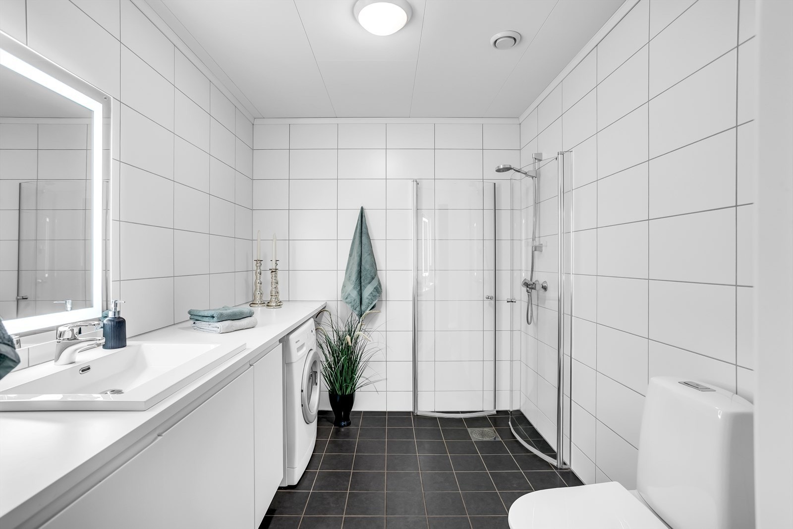 Badet er flislagt og utstyrt med varmekabler i gulvet for ekstra komfort. Galleribilde