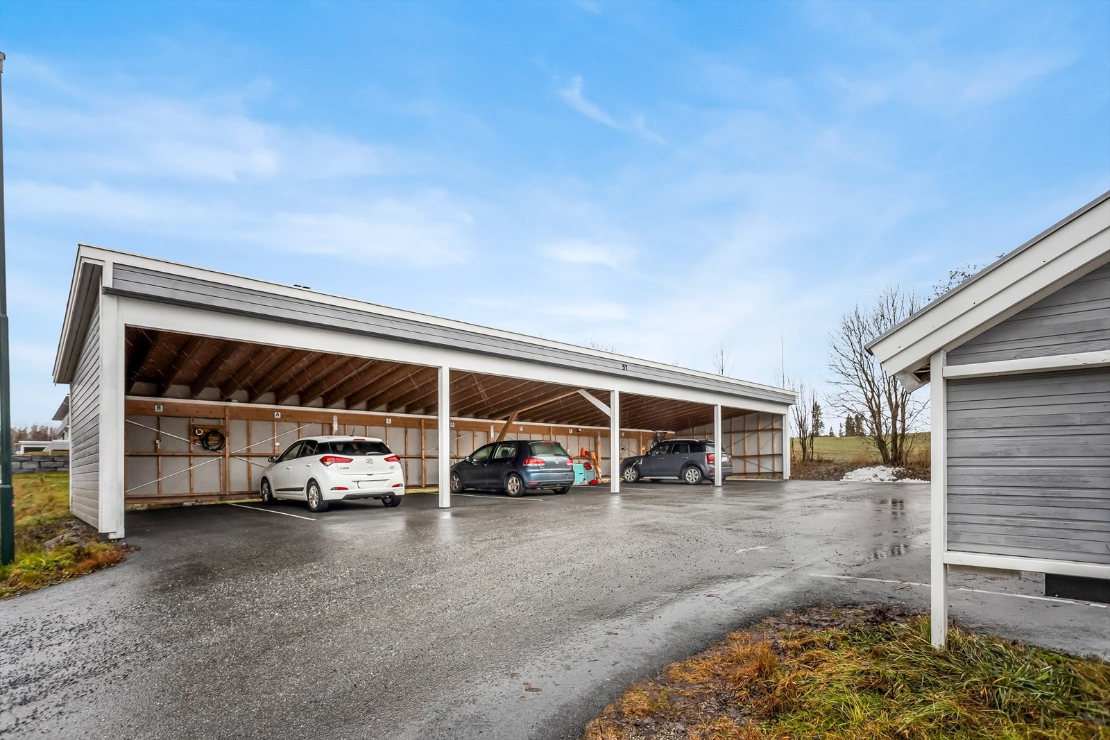 Det medfølger en fast plass i felles carportanlegg. Samt godt med gjesteparkering ved sameiet. Galleribilde