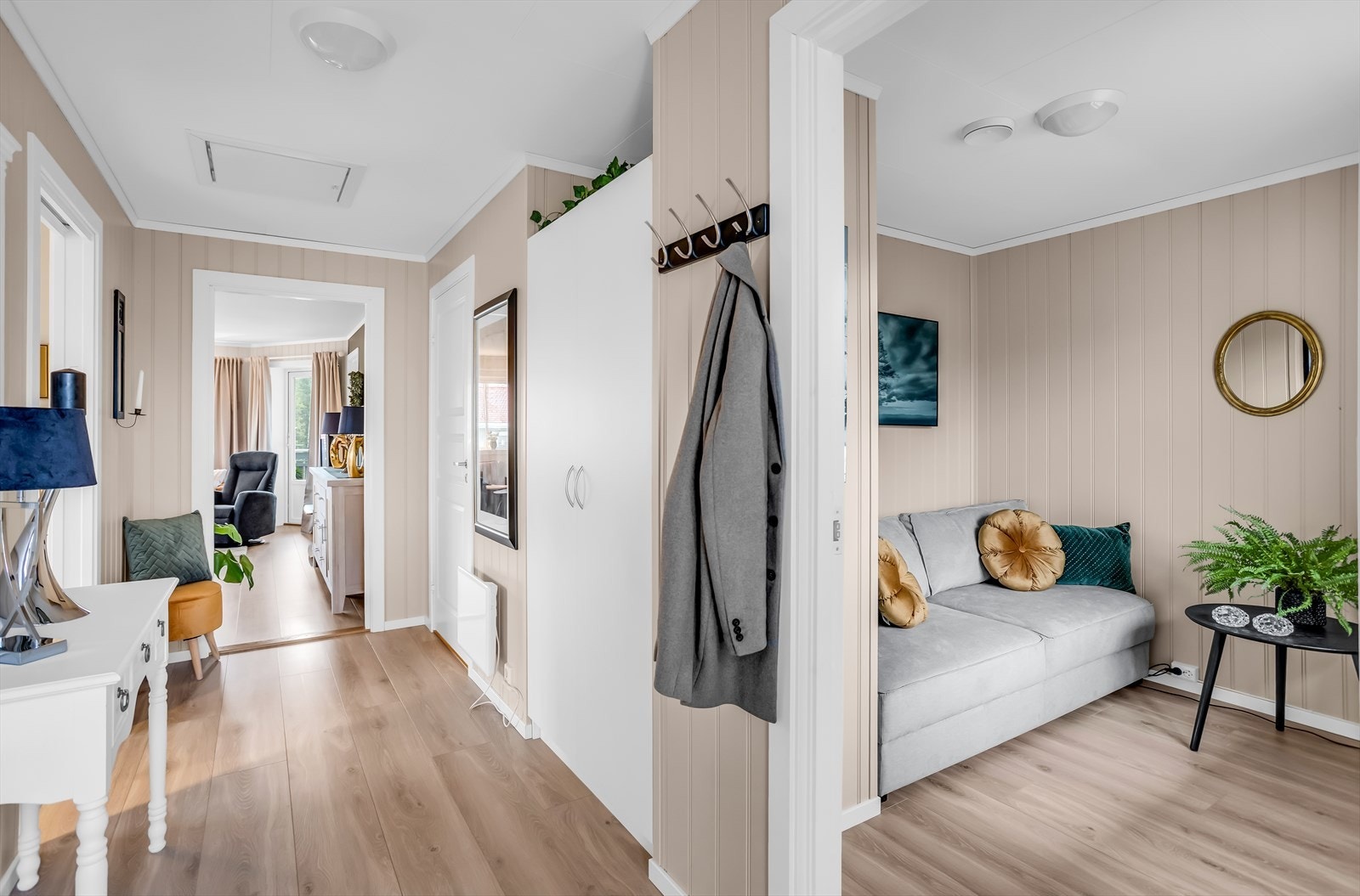 Innbydende entré med plass til garderobeløsninger og inngang til det andre soverommet. Galleribilde