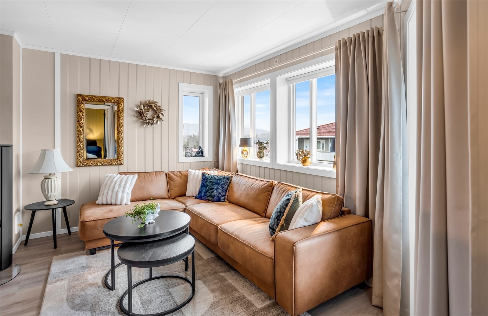 Vegger med panelplater gir en lun atmosfære i stuen. Galleribilde