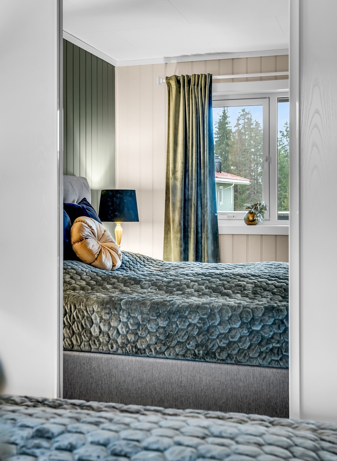 Vinduet på soverommet vender ut mot rolige omgivelser. Galleribilde