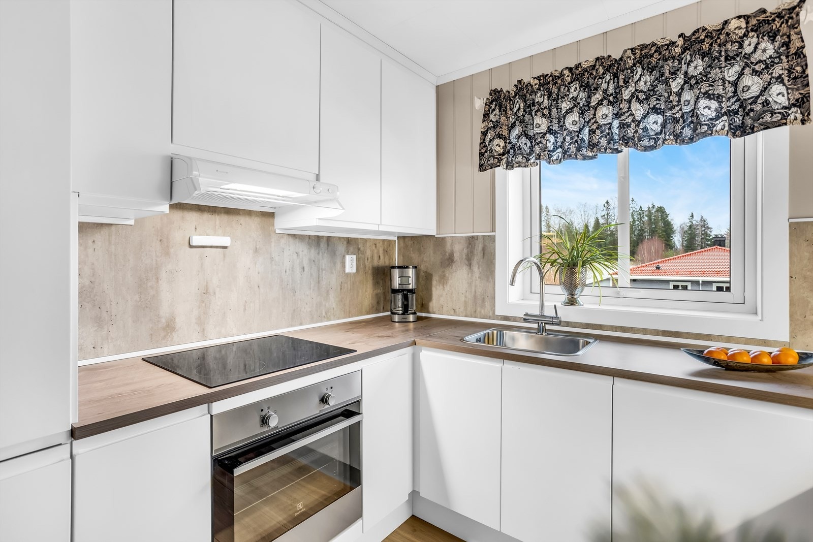 Kjøkkenet har integrerte hvitevarer, samt komfyrvakt og waterguard for økt trygghet. Galleribilde