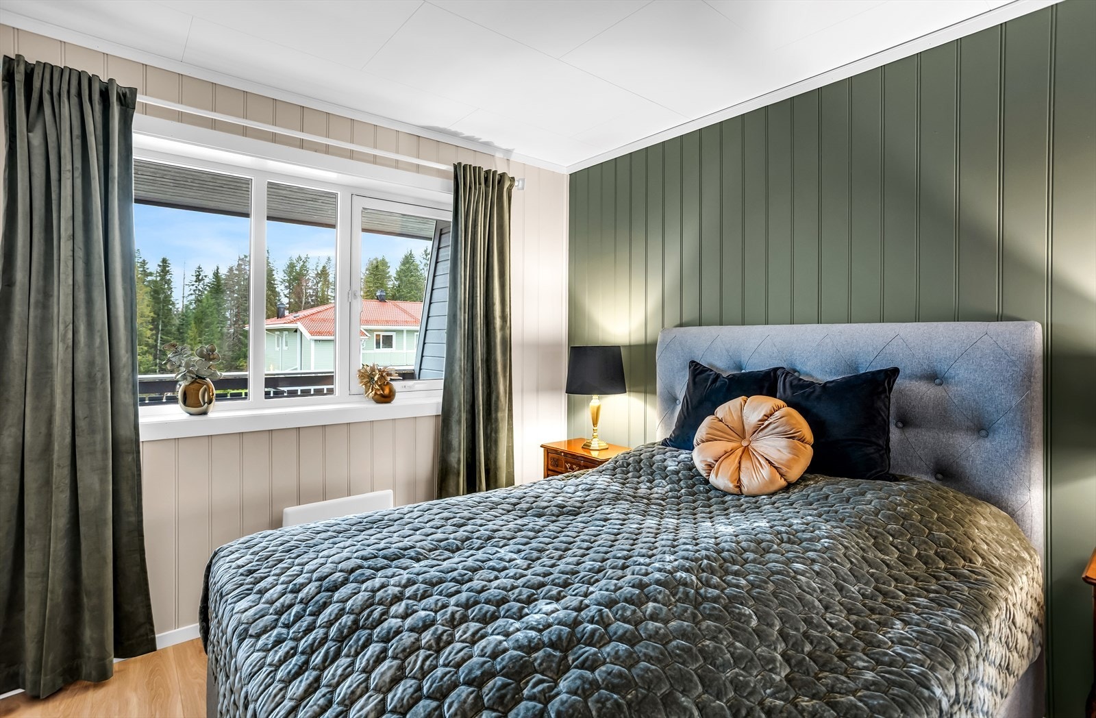 Hovedsoverommet har god plass til dobbeltseng og tilhørende møblement. Galleribilde