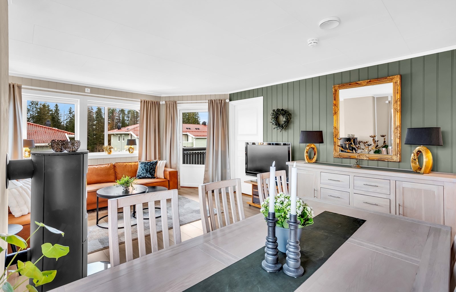 Fra stuen er det direkte utgang til den sørvendte balkongen. Galleribilde