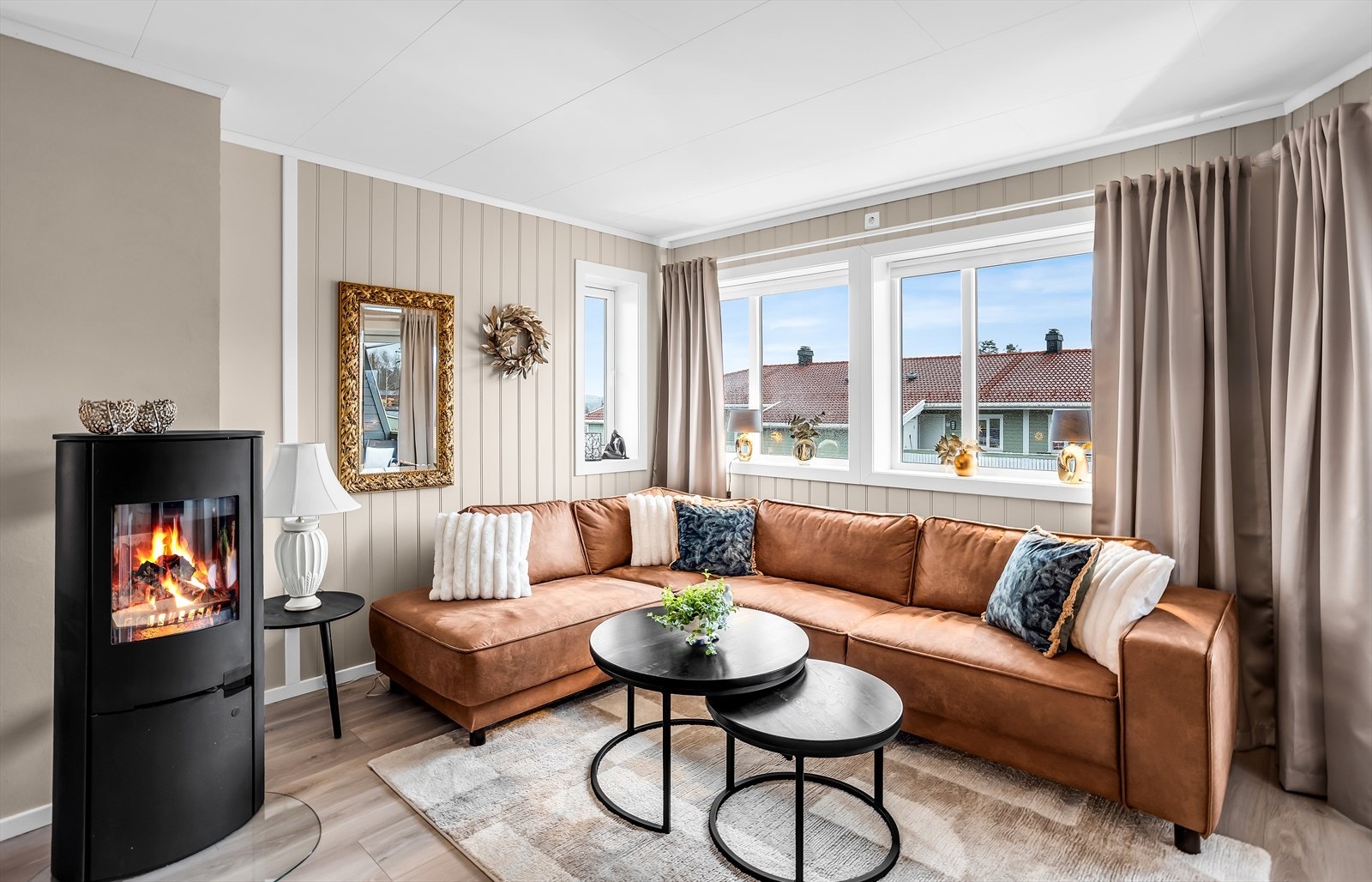 Store vindusflater med 2-lags glass fra 2018 slipper inn rikelig med dagslys. Galleribilde