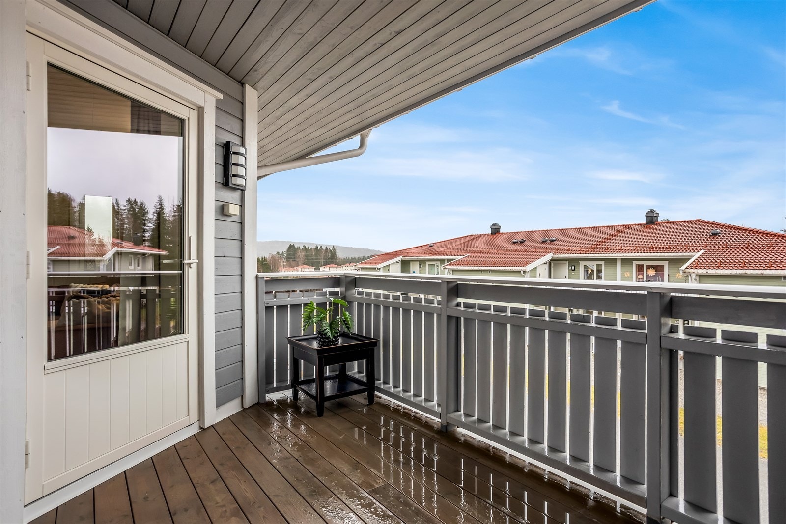 Balkongen er bygget med impregnert trevirke og har et praktisk takoverbygg. Galleribilde