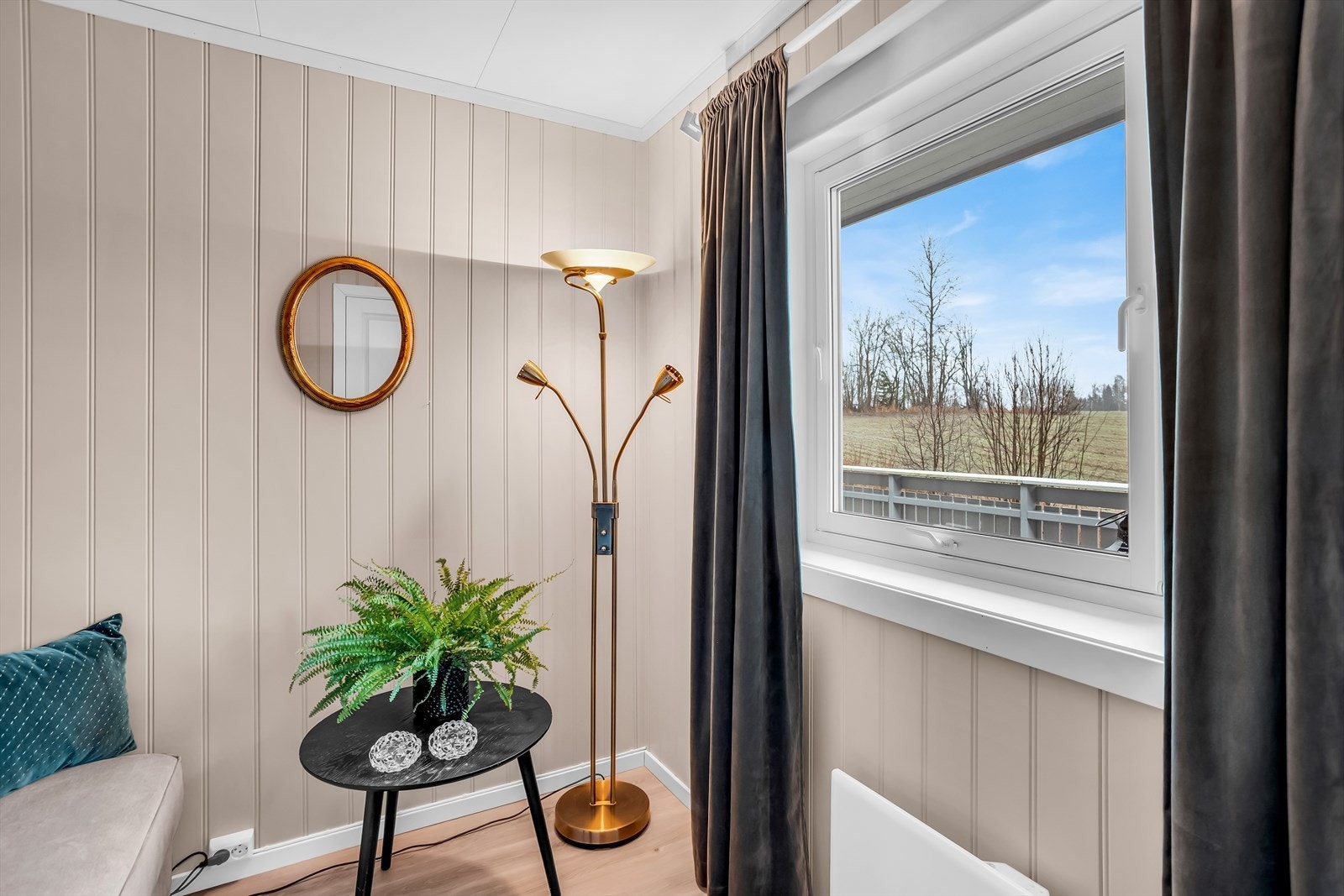 Rommet har enstavs laminat på gulvet og panelplater på veggene. Galleribilde