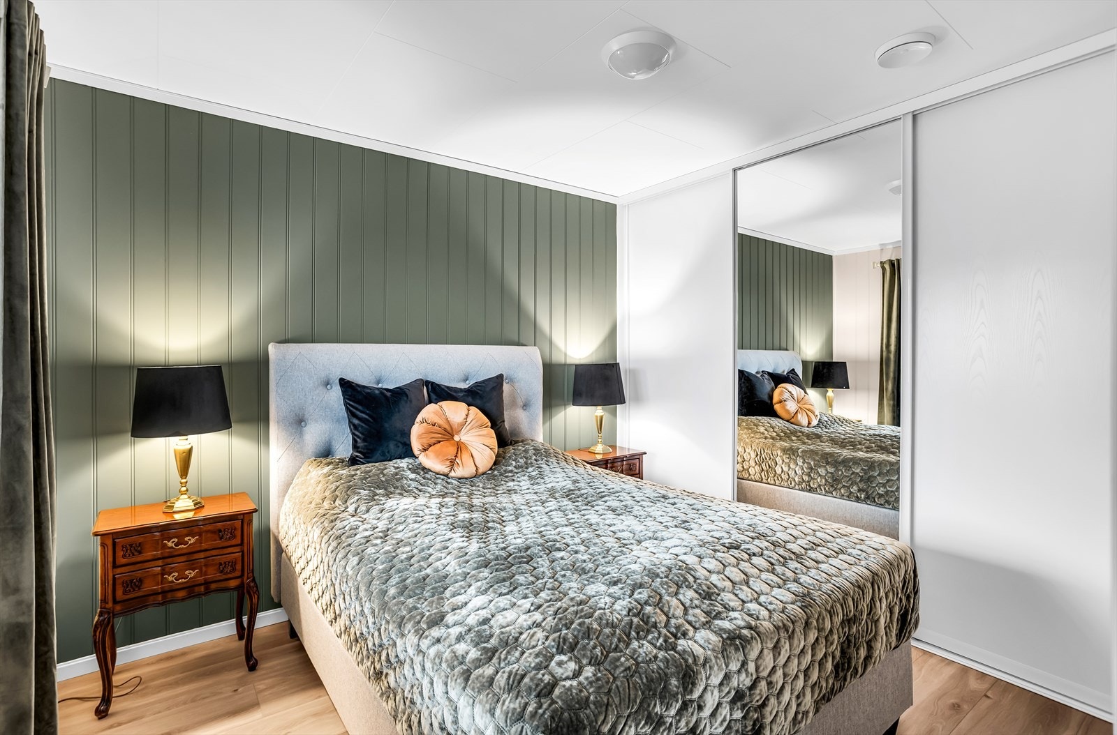 En romslig skyvedørsgarderobe med speilfronter gir rikelig med oppbevaringsplass. Galleribilde